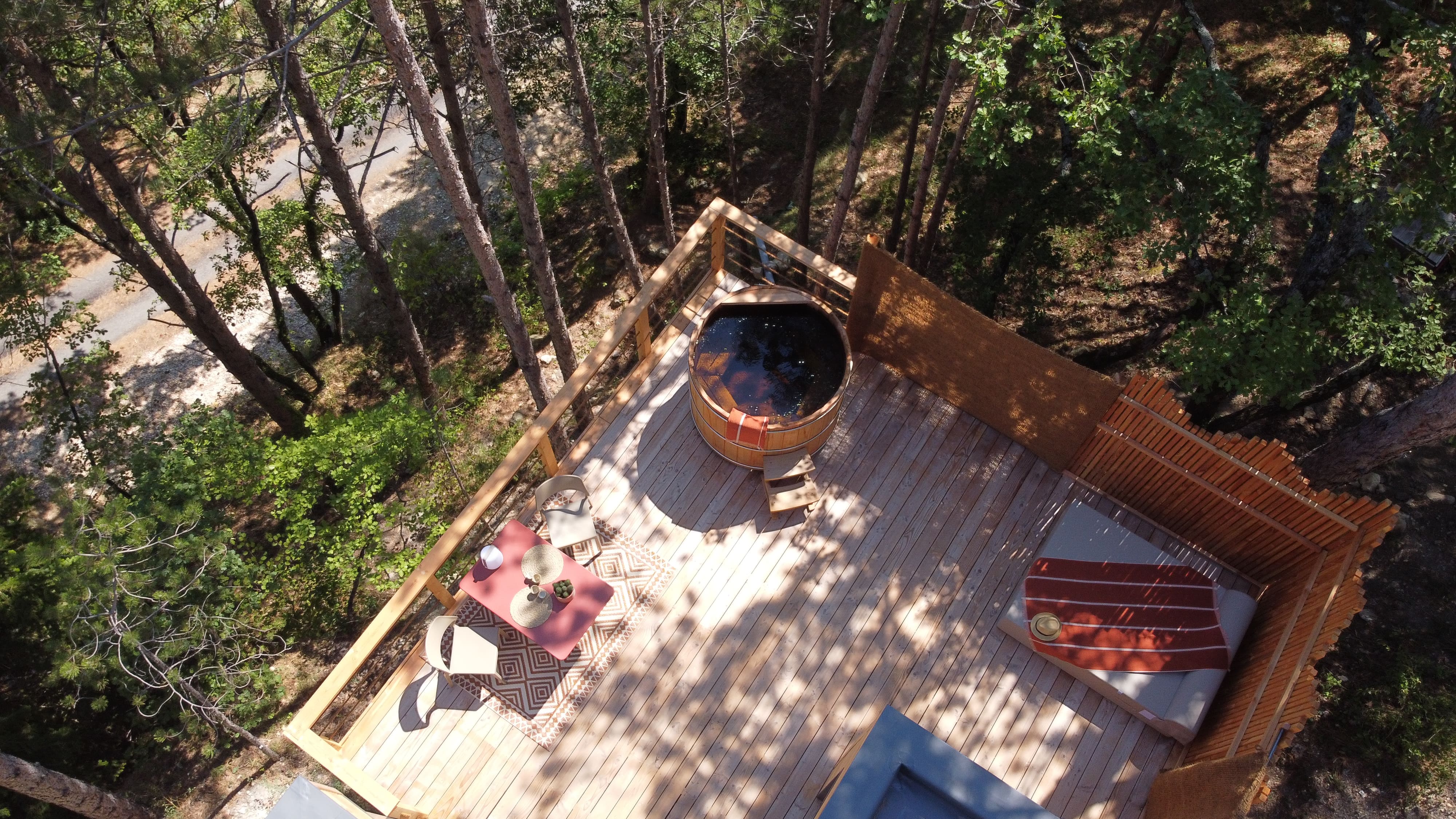 Le Lodge La Parenthèse — Cabane dans les arbres avec bain nordique à Dieulefit à Dieulefit — environnement naturel