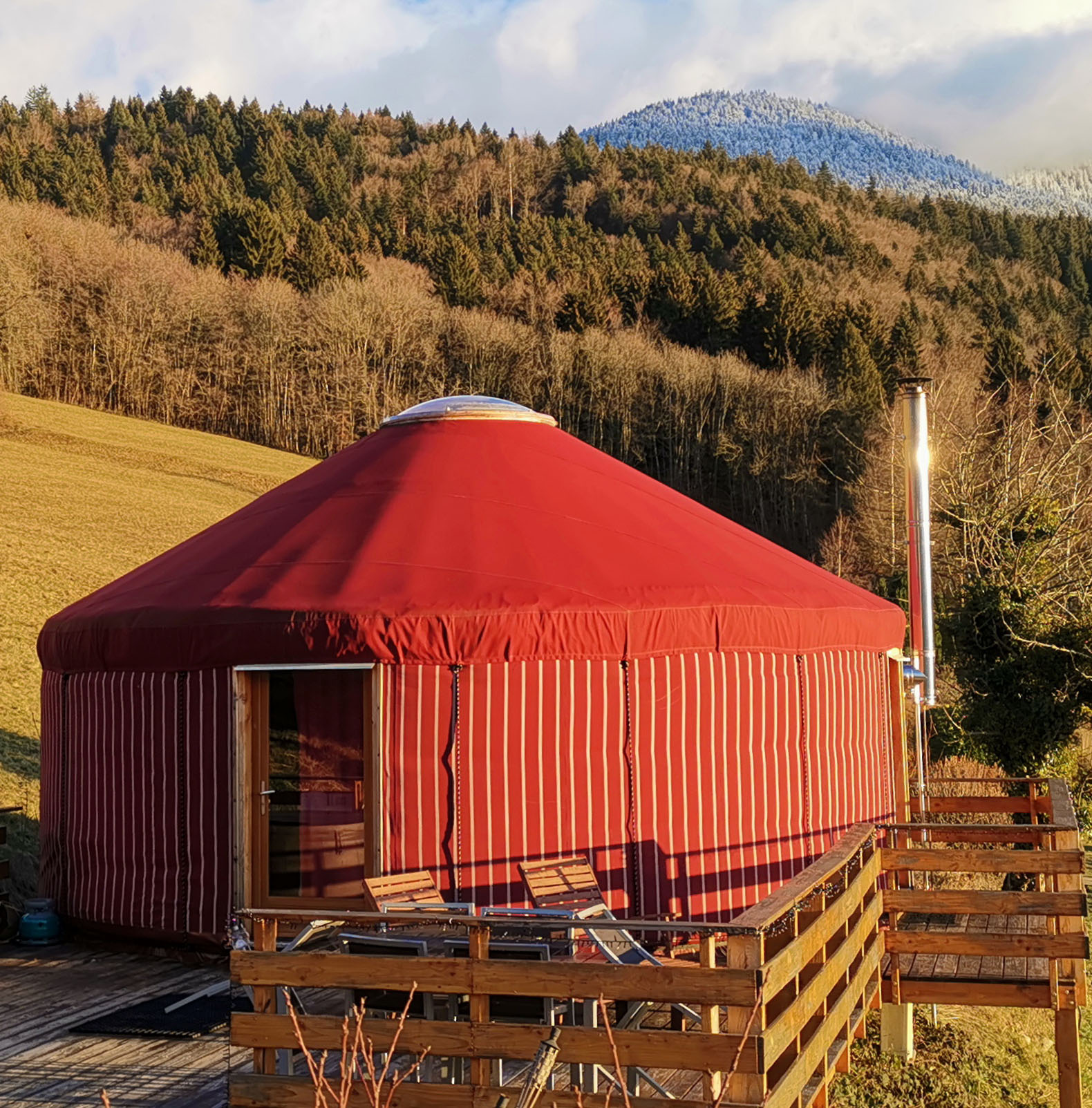 Yourte avec Spa privé — Séjour insolite à l'Isère à Saint-Quentin-sur-Isère — vue intérieure