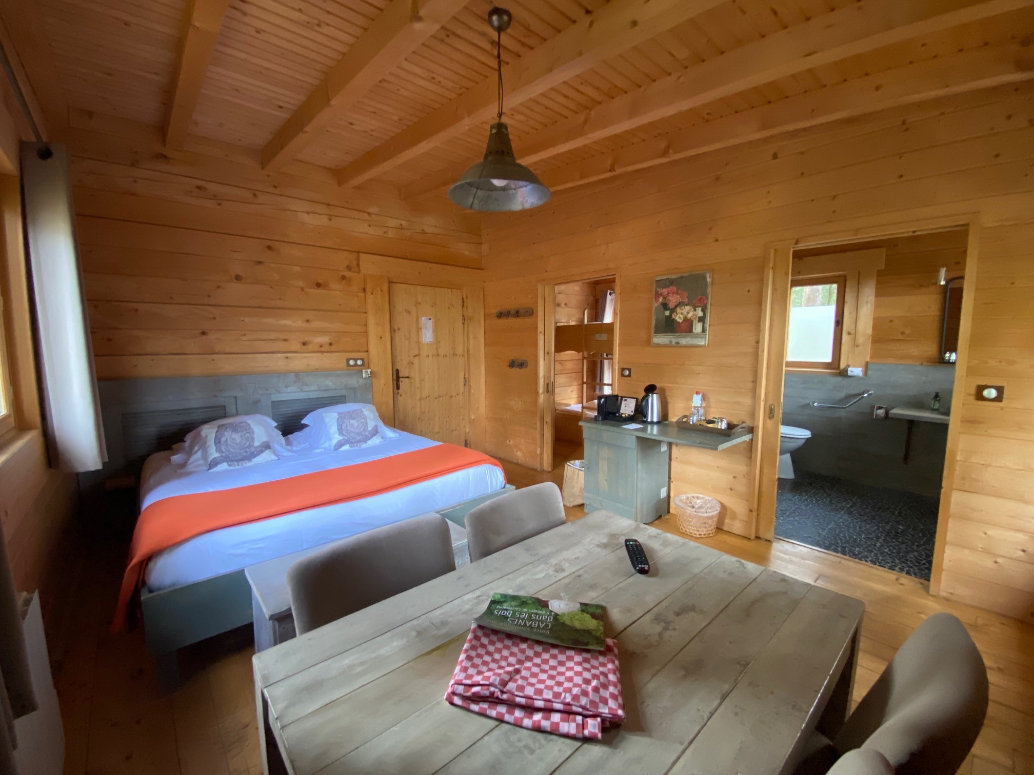 Cabane Mazet : une échappée belle sur pilotis en Occitanie à Villalier — salle de bain