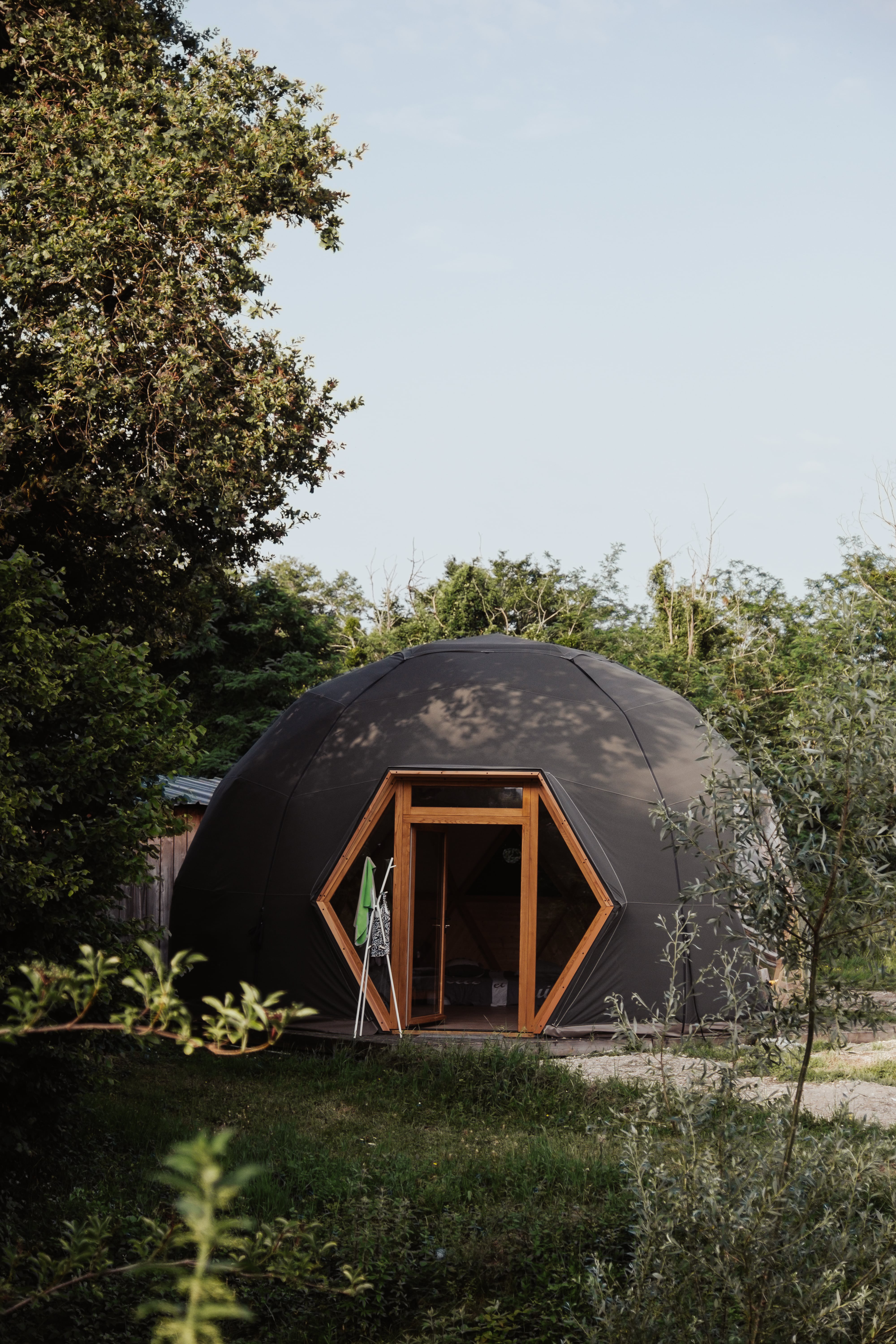 Un dôme glamping au bord d'un lac privé en Aquitaine à Sadirac — vue intérieure