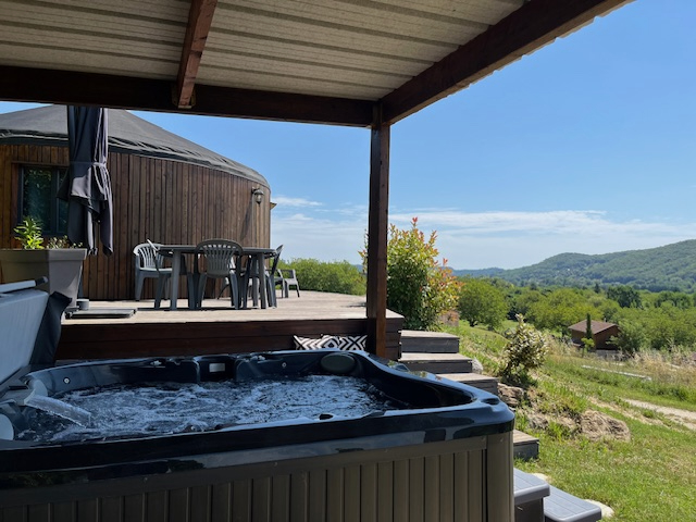 Cabane Spa Rêve en Périgord — Cabane avec jacuzzi à Sarlat en Dordogne à Sarlat-la-Canéda — salle de bain
