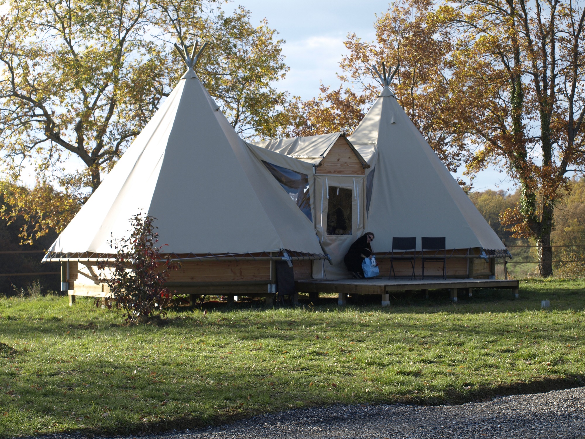 Tipi Lodge d'Escapa — Séjour insolite avec spa à Gers à Riguepeu — vue intérieure