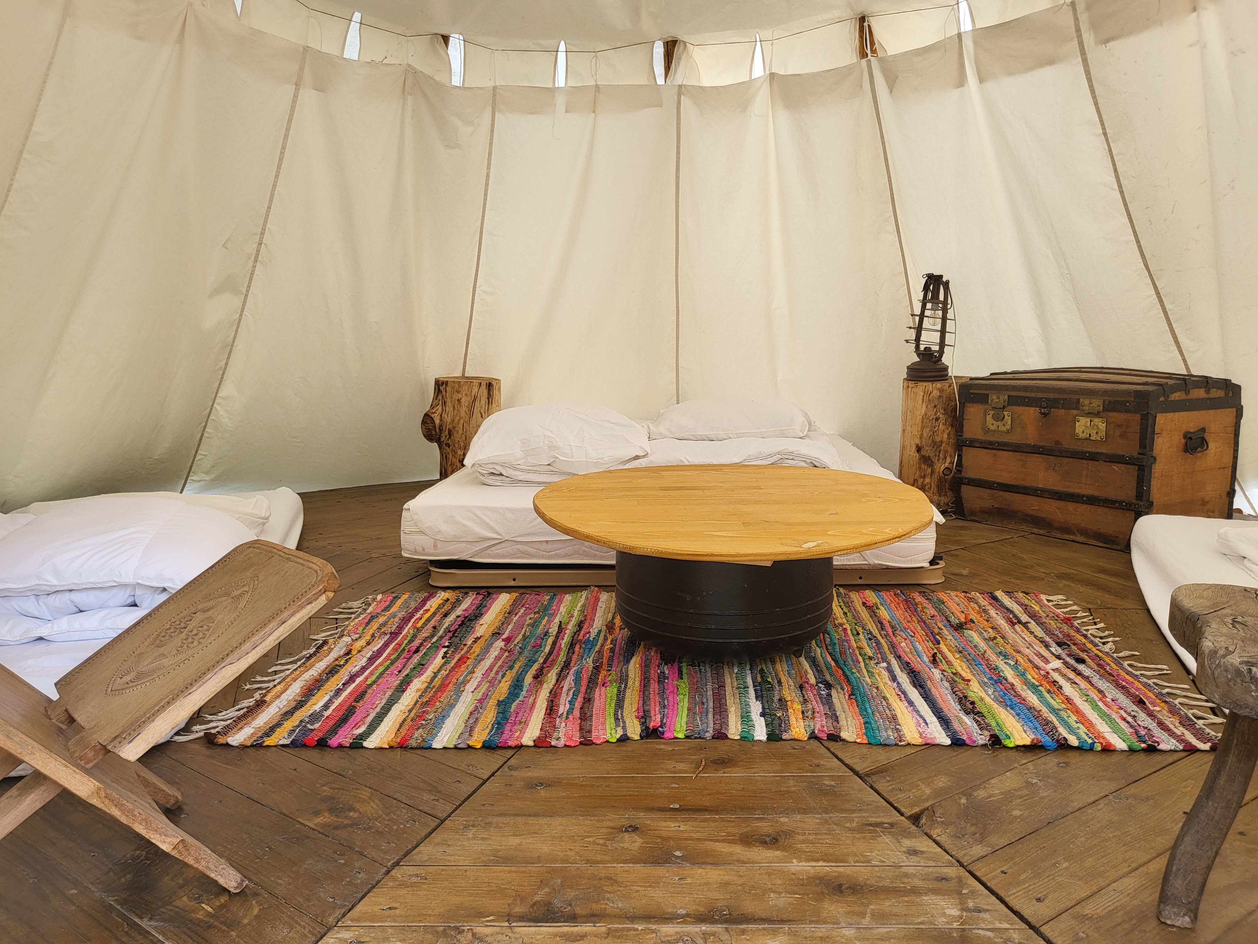 Le Tipi : une expérience immersive en Auvergne à Huriel — chambre