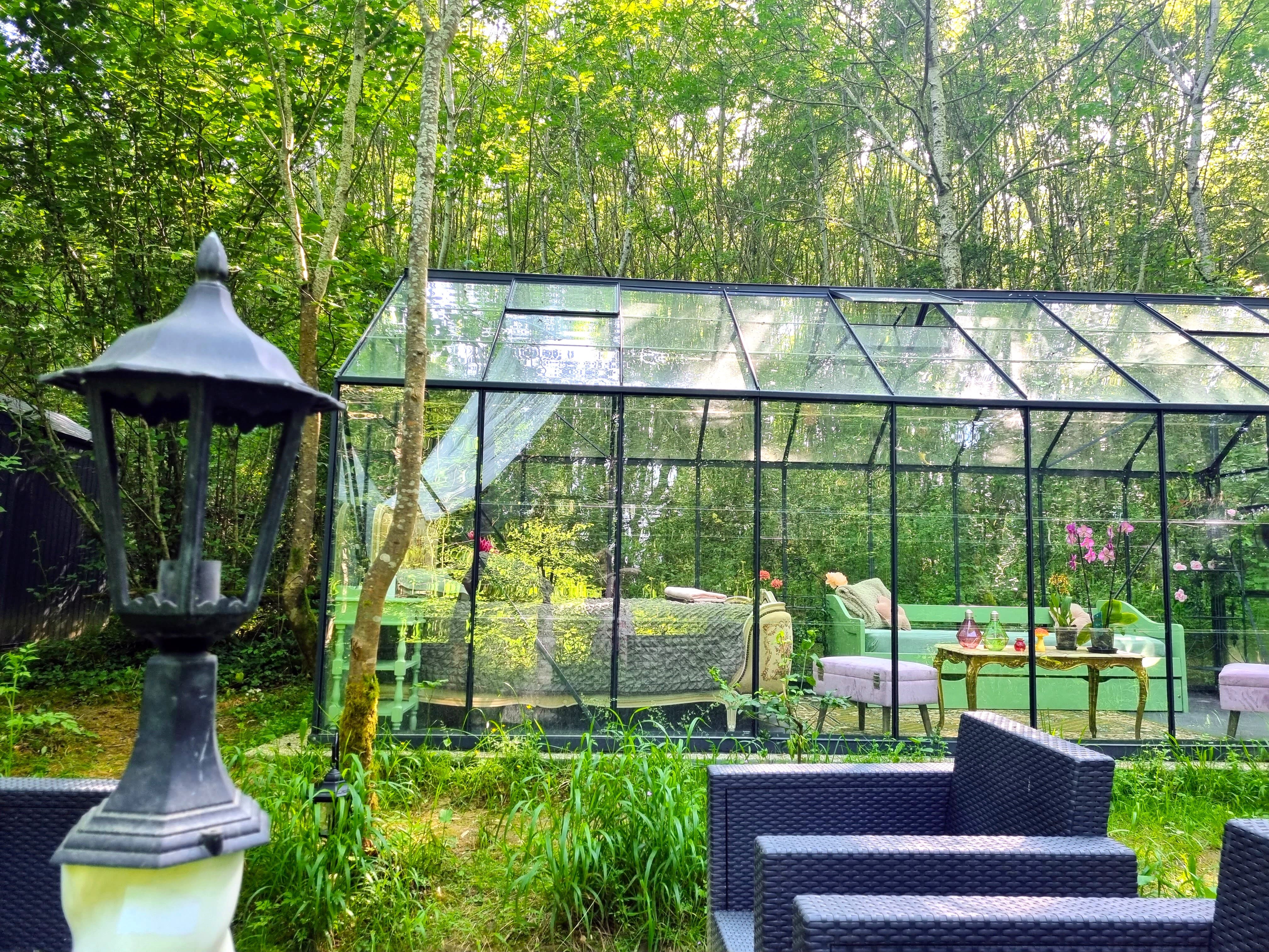 La Serre en pleine nature — Hébergement insolite avec spa à Pyrénées-Atlantiques à Pau — vue intérieure