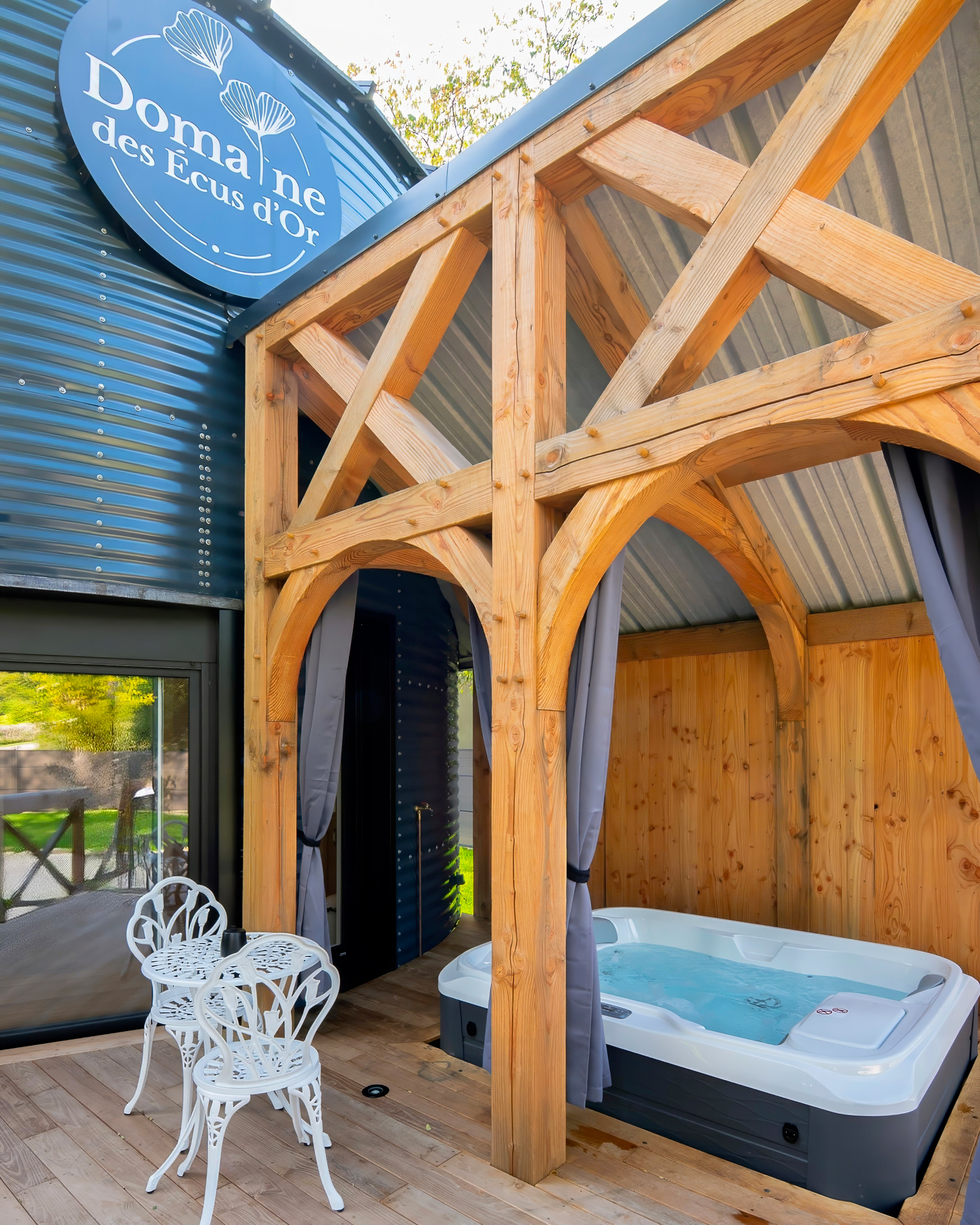 Le Silo du Domaine des Ecus d'Or — Hébergement insolite avec jacuzzi à Côte-d'Or à Dijon — environnement naturel