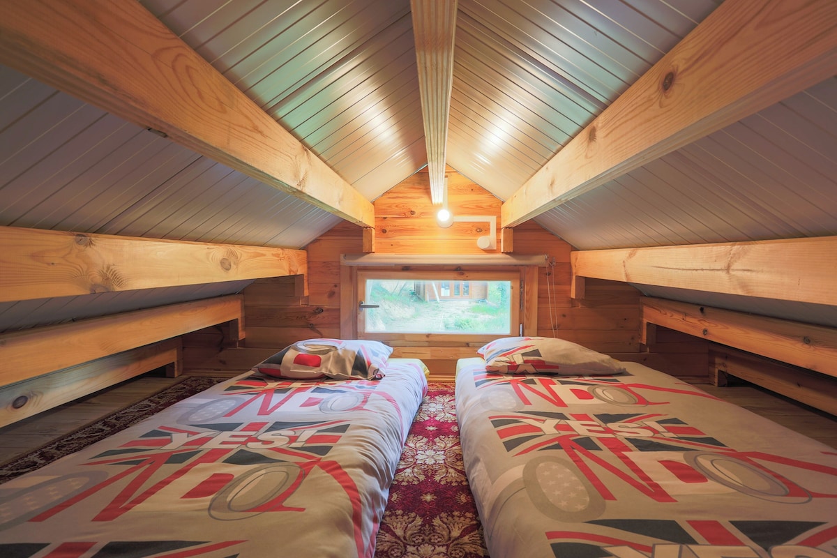 Pondok INdah — Chalet avec spa à Plounéour-Ménez (Finistère) à Plounéour-Ménez — espace de vie