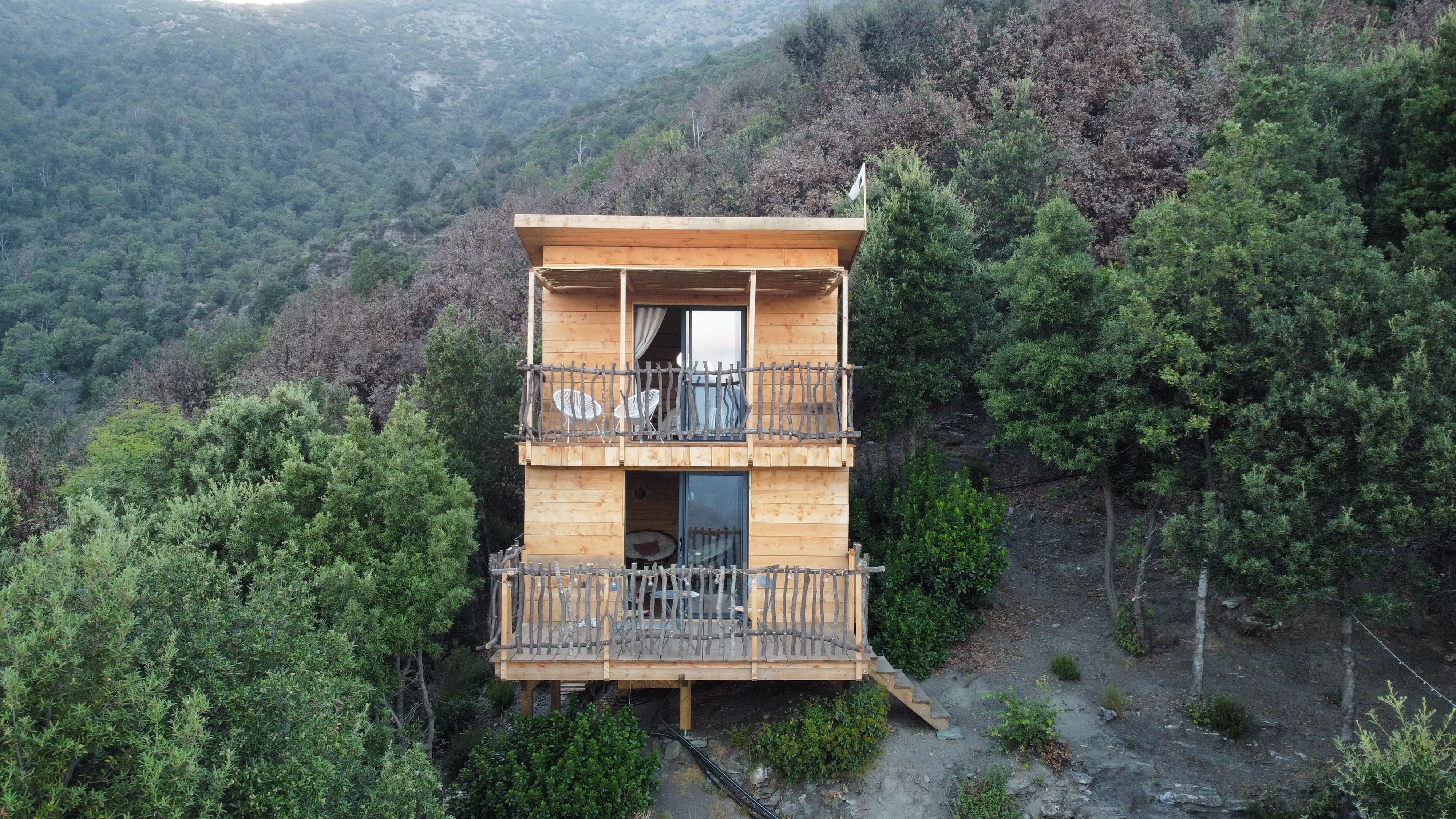 Cabane San Petrone : une immersion en hauteur en Corse à Poggio-Marinaccio — espace de vie