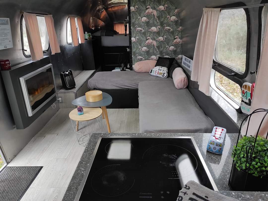 Évasion dans une caravane vintage avec spa en Centre-Val de Loire à Chabris — espace de vie