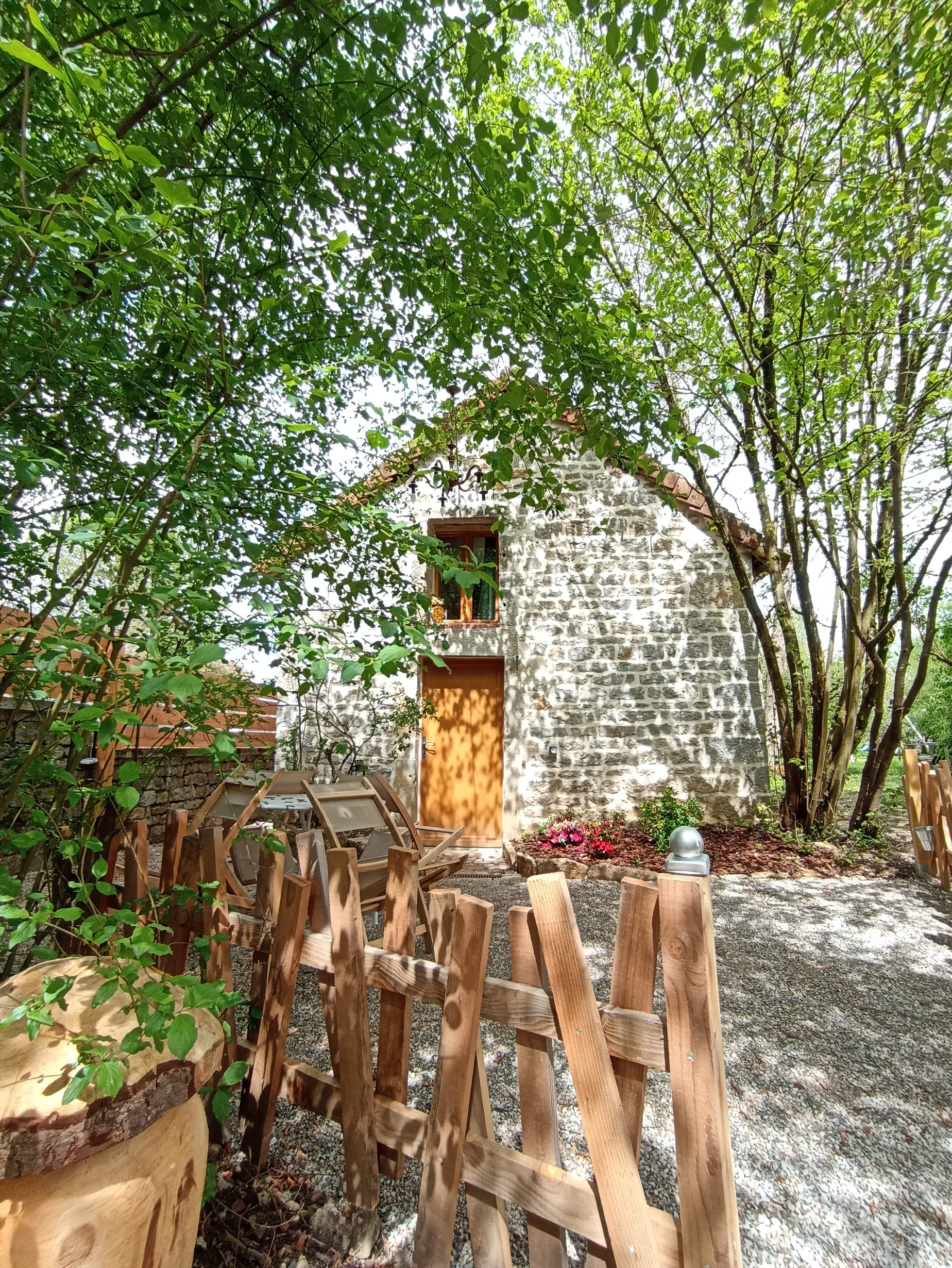 La Cabiotte & Spa : une maisonnette au cœur de la nature jurassienne à Le Louverot — vue intérieure