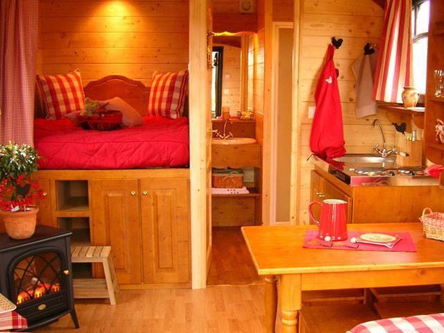 Roulotte gîte Nuit d'Amour & SPA : une évasion romantique à Vogüé — espace de vie