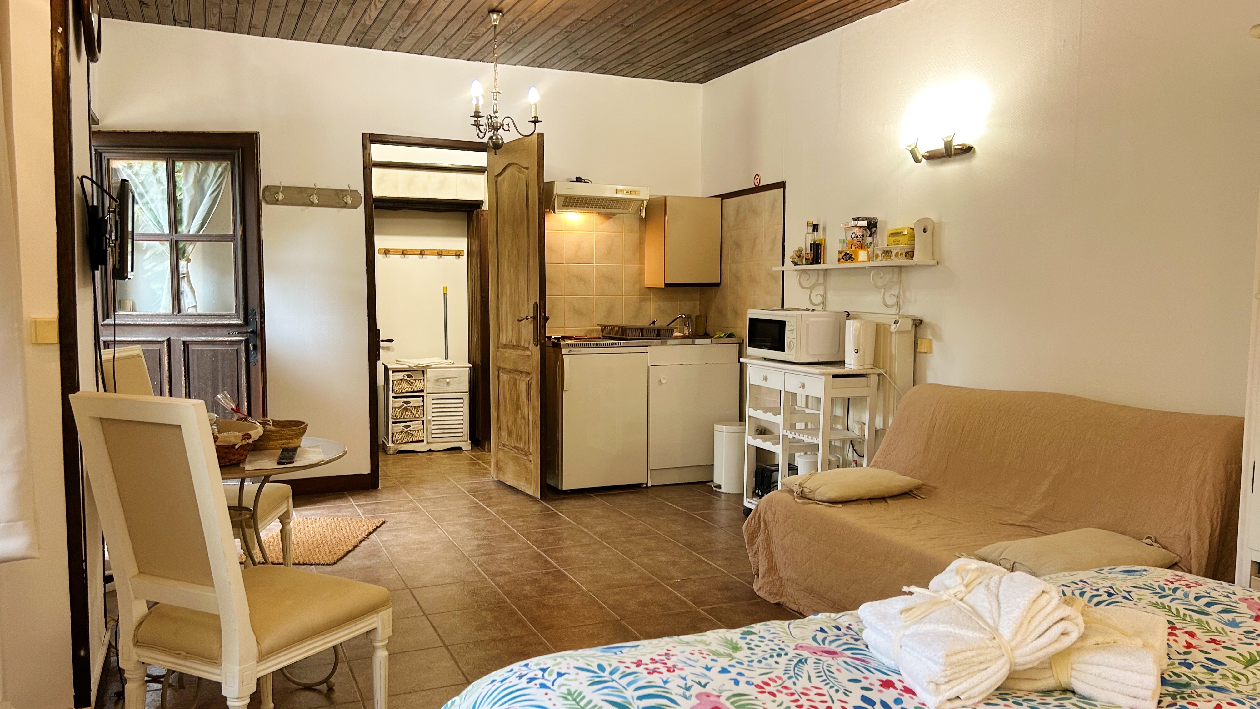 Studio Châtaigne — Maison insolite avec spa à Dordogne à Alles-sur-Dordogne — espace de vie