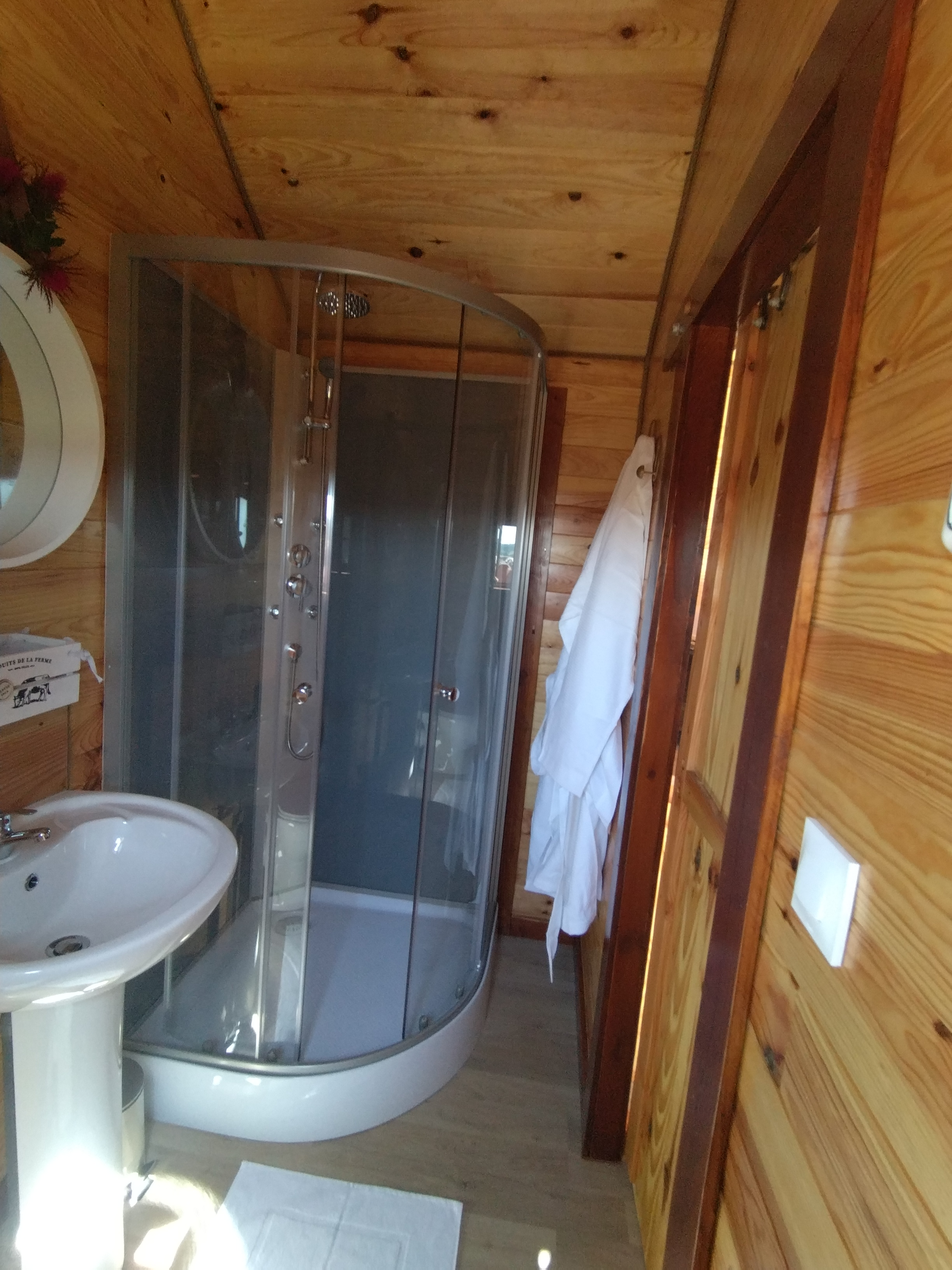 La petite Bicolia & Spa : une cabane en pleine nature à Romain Sur Meuse — détail architectural