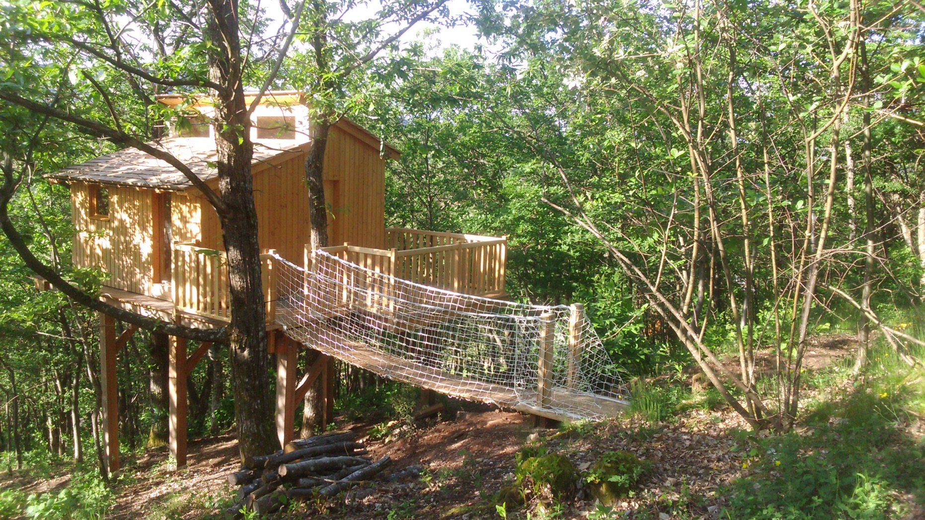 Clair de Lune : une cabane dans les arbres pour une nuit étoilée à Quincié En Beaujolais — vue intérieure