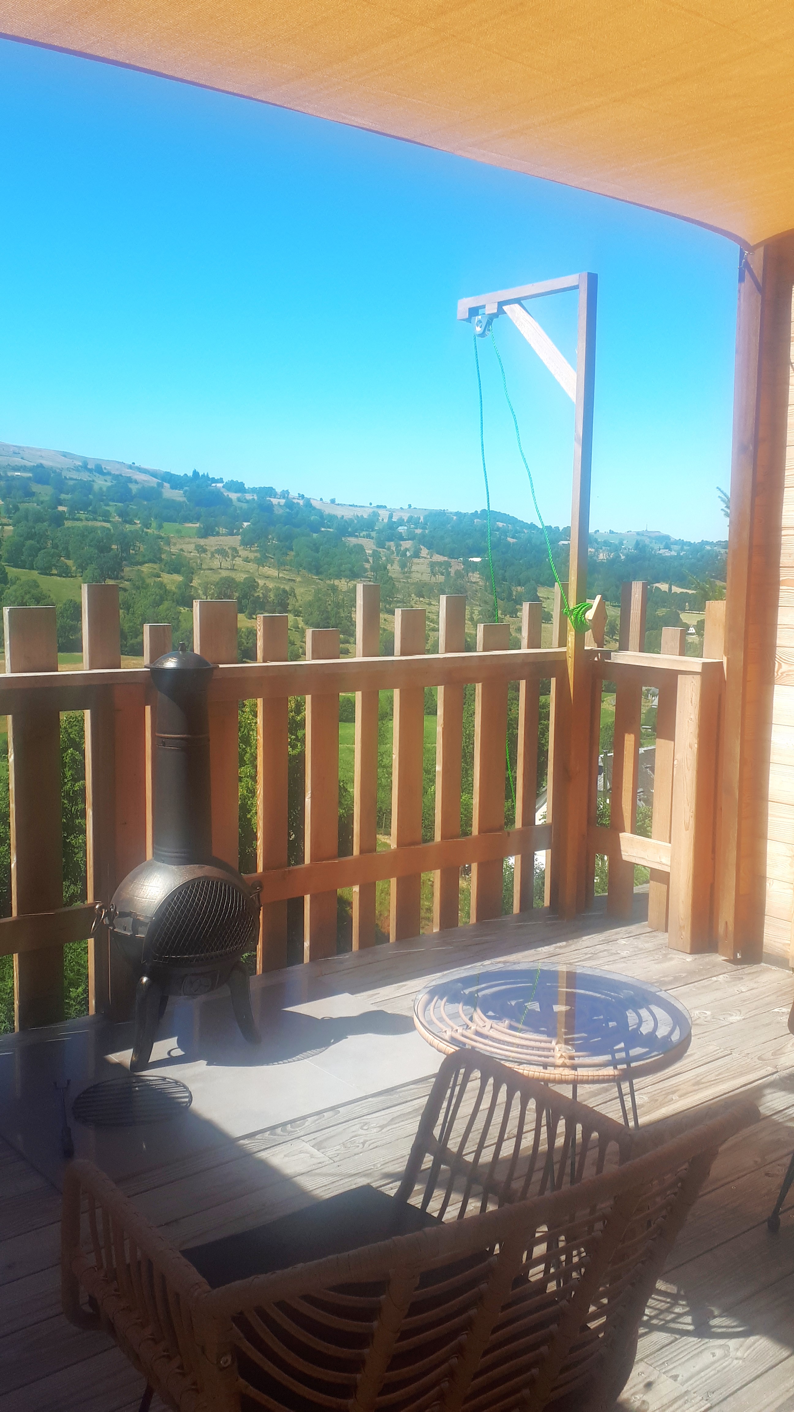 Cabane sur pilotis avec spa : une expérience unique en Auvergne à Cheylade — cuisine