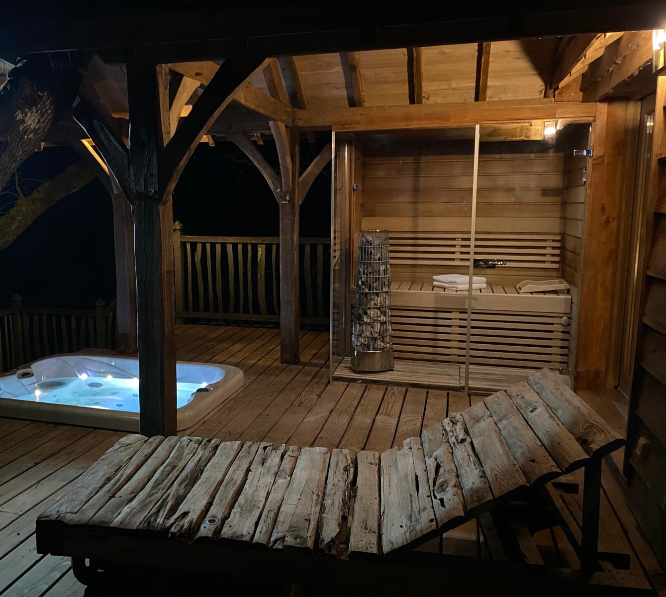 Cabane Château Puybeton & Spa : une expérience unique en Aquitaine à Beaumontois En Perigord — détail architectural