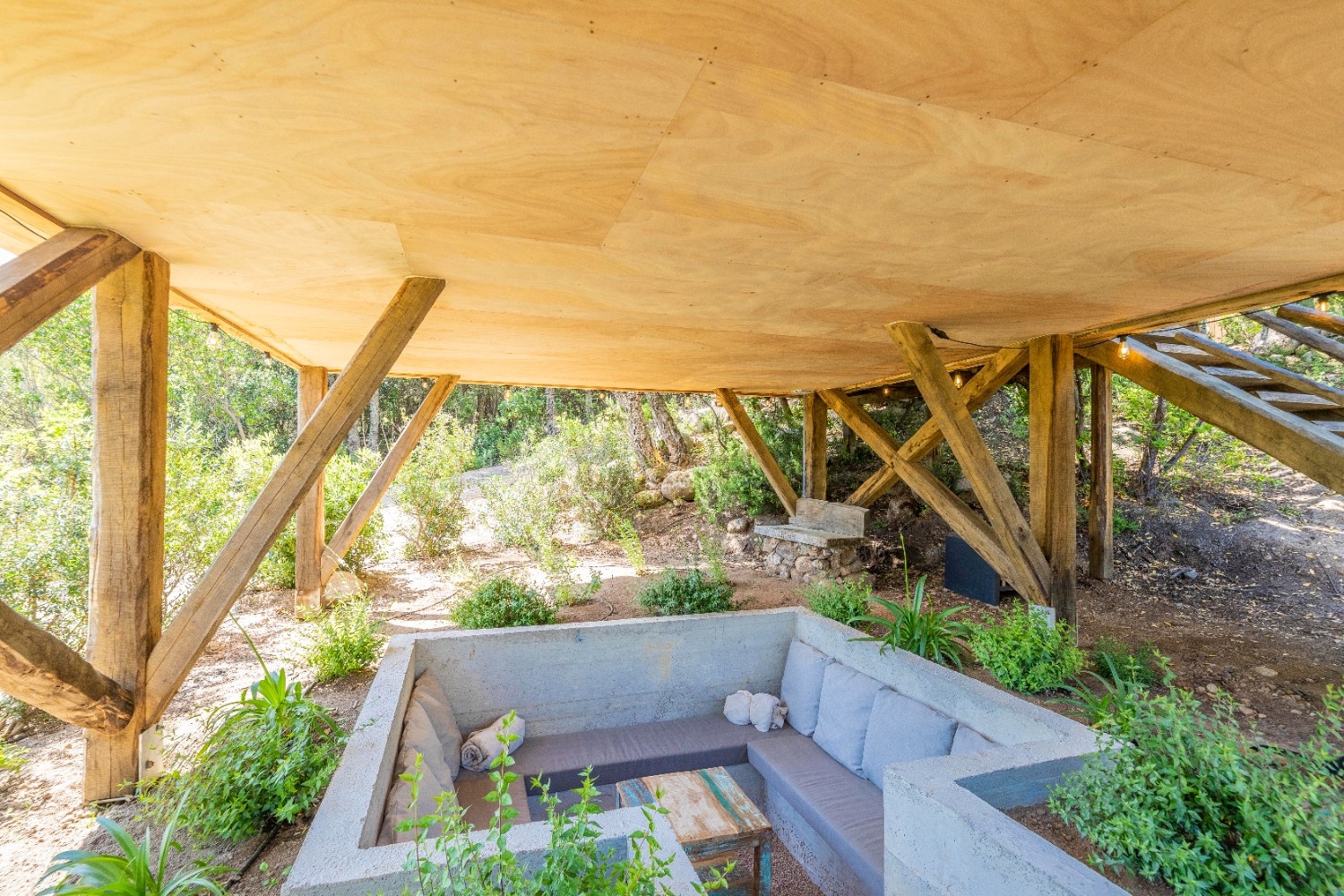 Centauri — Cabane dans les arbres avec spa à Corse-du-Sud à Porto-Vecchio — détail architectural
