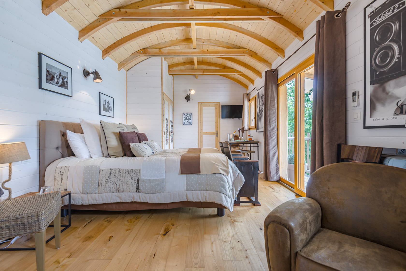 Cabane Spa Ciné Retro : une évasion insolite en Aquitaine à Clairac — chambre