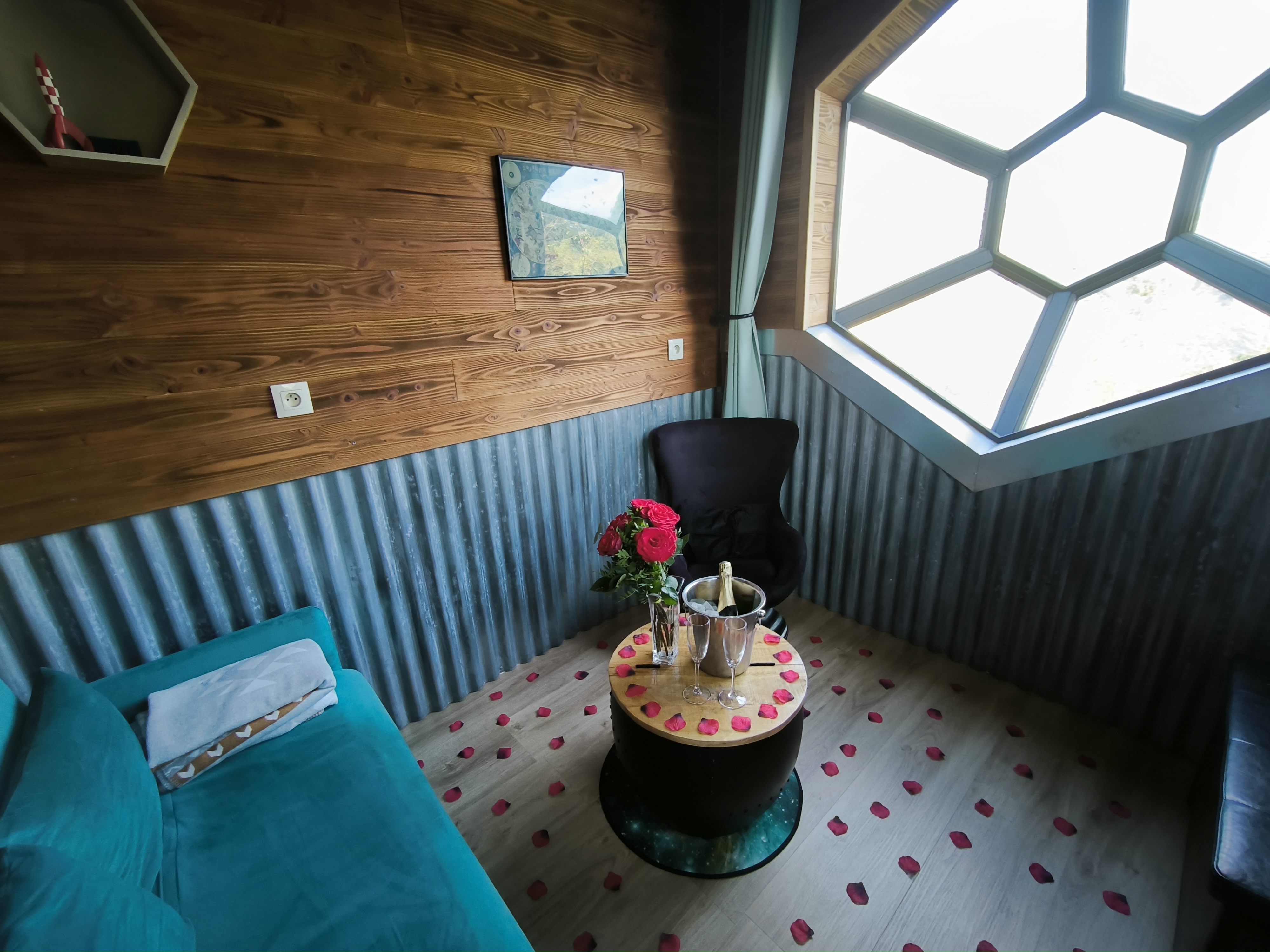 Évasion sensorielle dans une cabane avec spa en Midi-Pyrénées à Puycornet — chambre