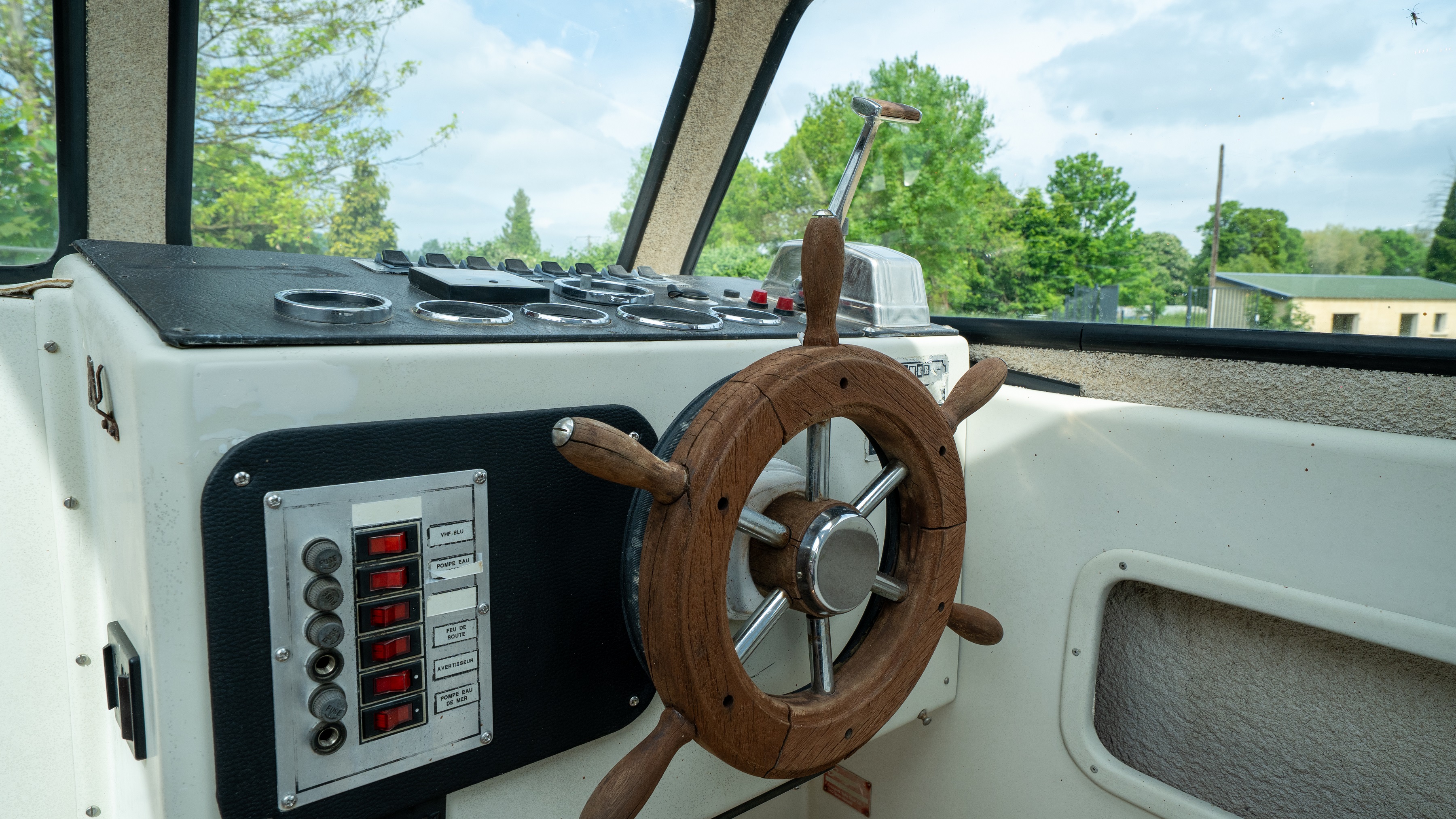 Vivez l'expérience unique du Bateau Saga 27 en Champagne-Ardenne à Bar Sur Aube — salle de bain