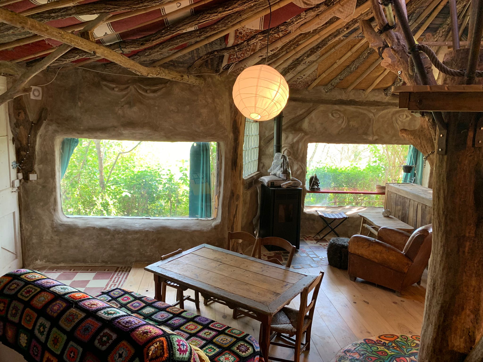 Colline sous les étoiles : une maison de hobbit en Aquitaine à Bajamont — environnement naturel