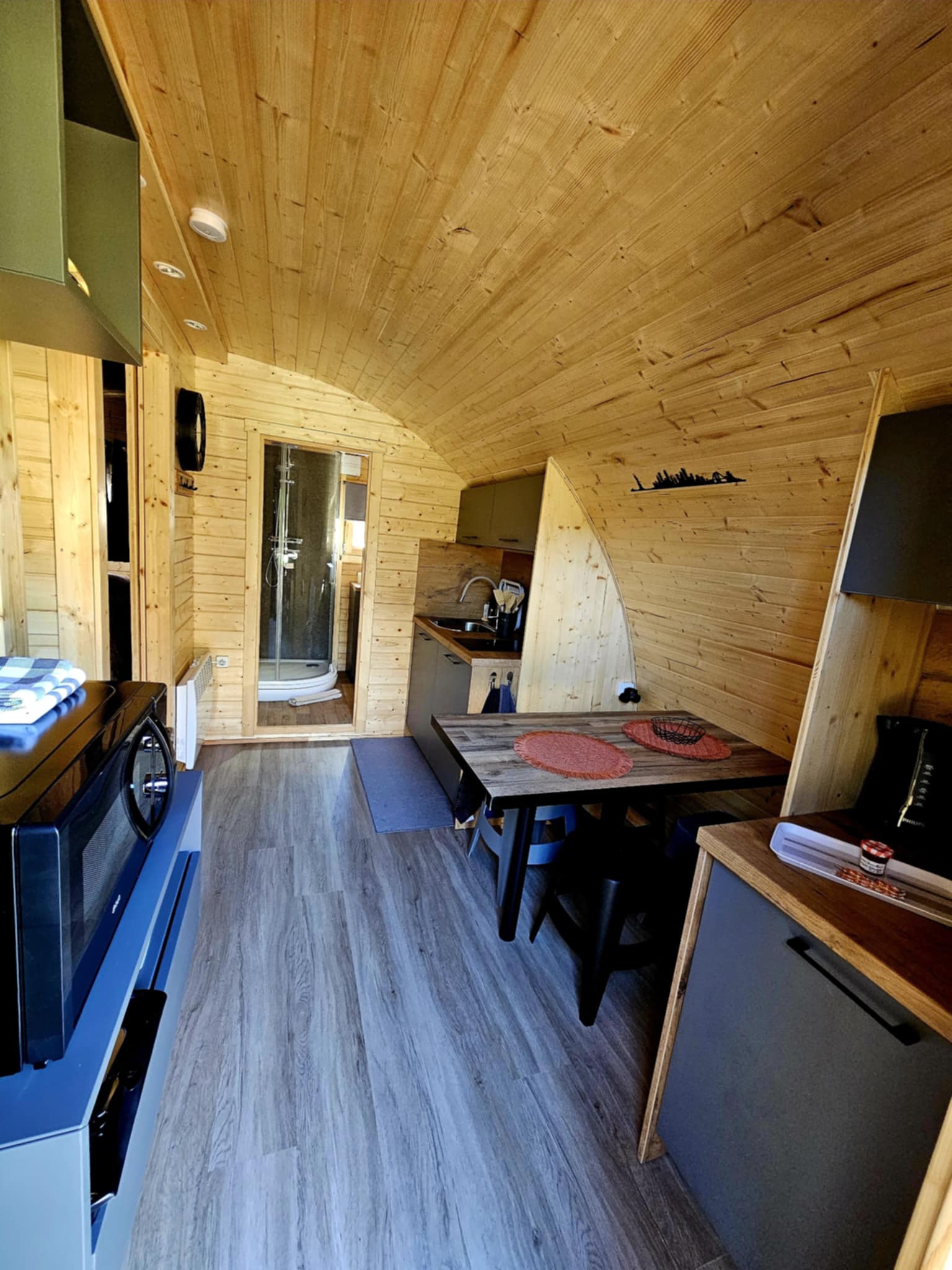 Double Pod — Hébergement insolite avec spa à Rainville (Vosges) à Rainville — cuisine