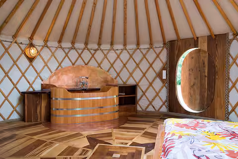 Yourte la Desirade — Yourte avec spa à Semur-en-Auxois (Côte-d'Or) à Semur-en-Auxois — chambre