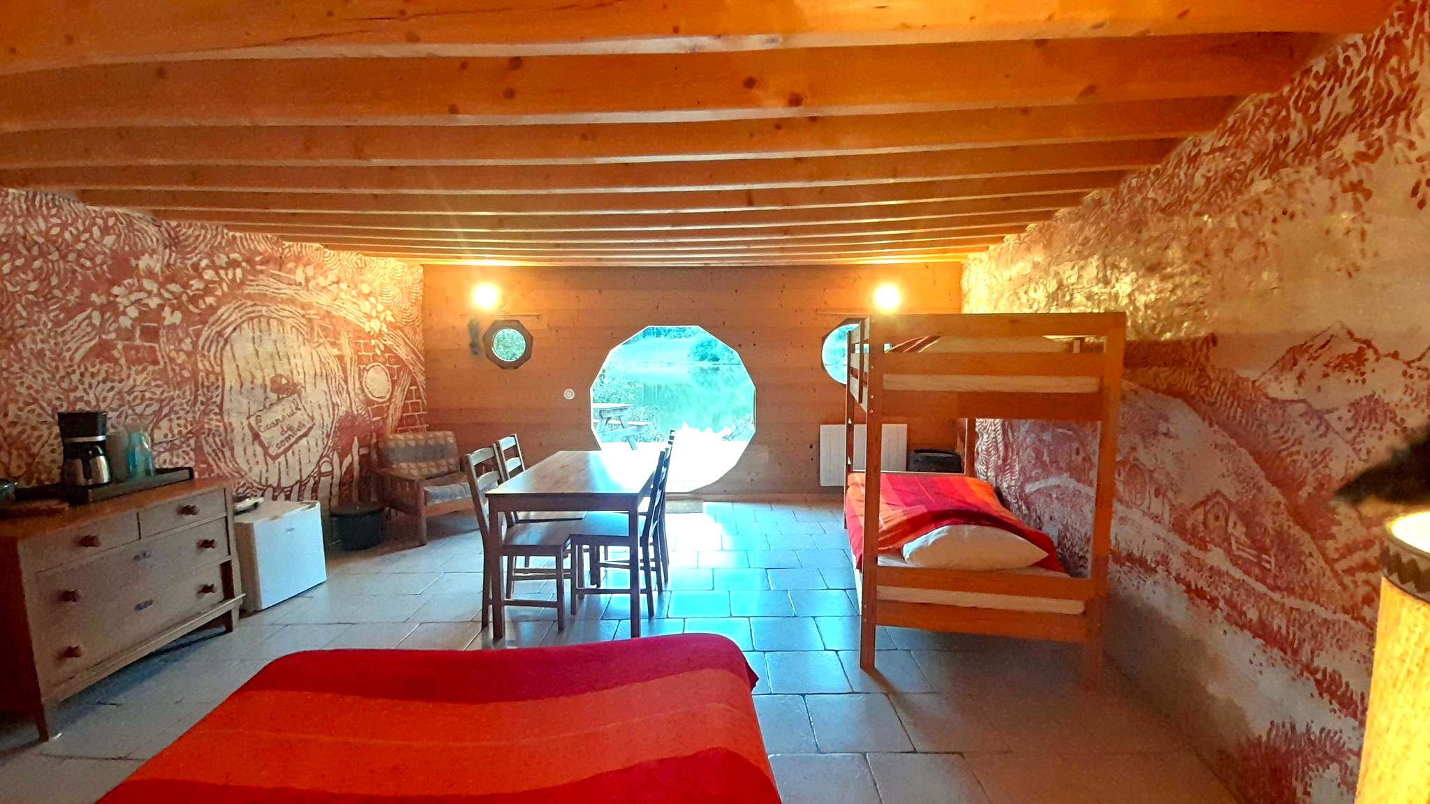 Cabane du Hobbit : une expérience immersive au bord du lac à Condat-En-Combraille — vue intérieure