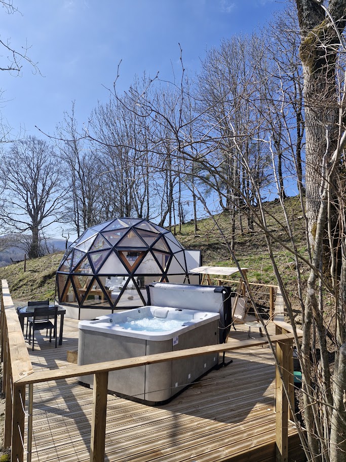 Bulle de neige et nature — Dôme avec spa à Cantal