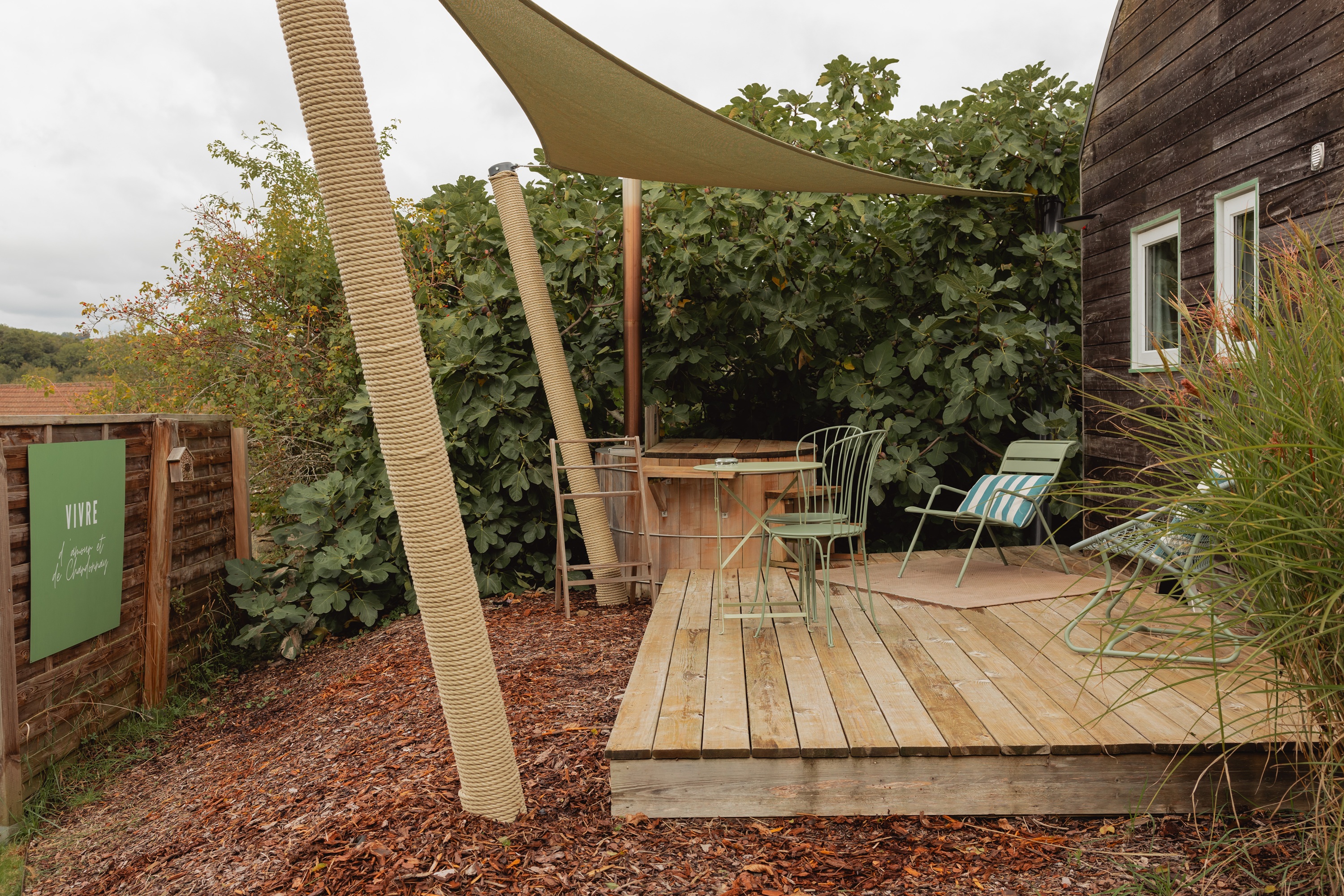 Cabotte Verte & Spa — Tiny House avec Spa à Saône-et-Loire à La Chapelle-du-Mont-de-France — vue depuis la terrasse