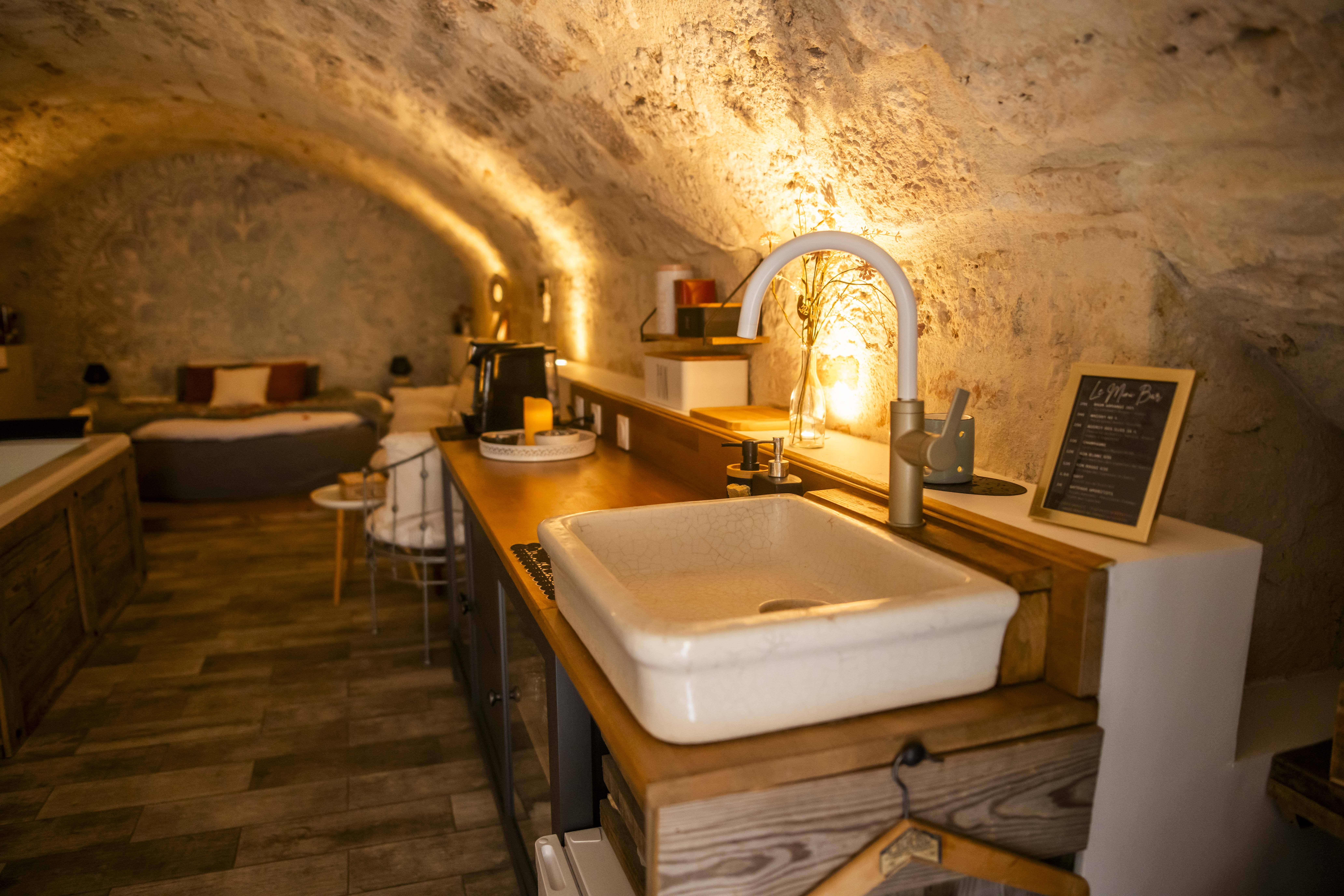 Le Secret & Spa : une maison troglodyte au cœur du Quercy à Montpezat De Quercy — espace de vie