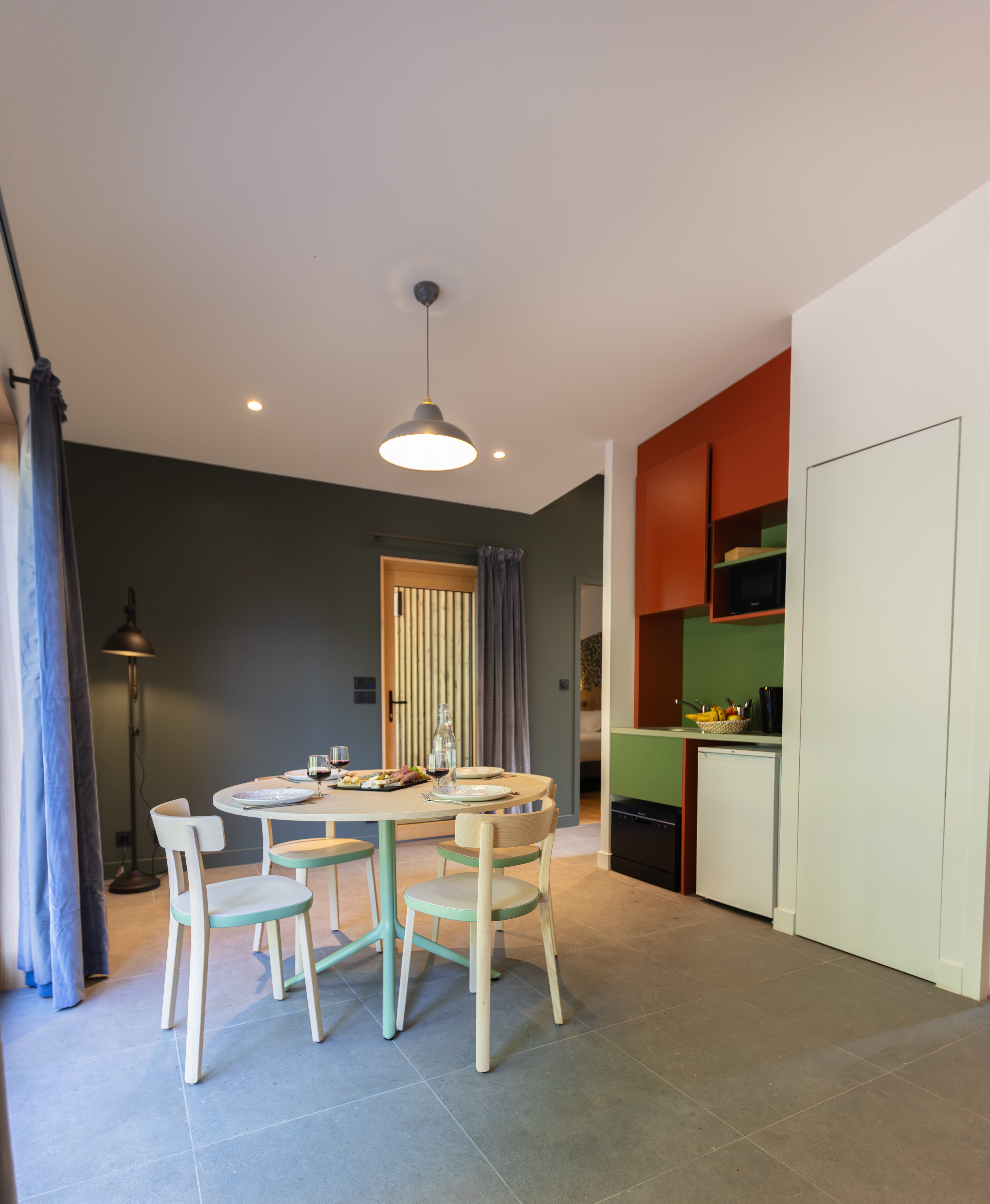 Lodge essentiel — Ecolodge avec vue sur le Volcan de Lemptégy à Puy-de-Dôme à Saint-Ours — espace de vie