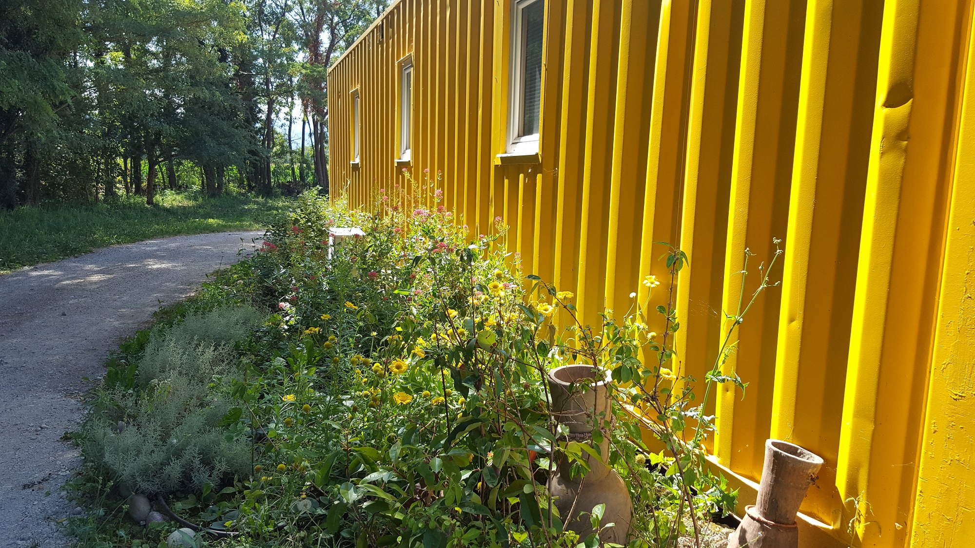 Container Jaune Soleil : une expérience unique en Rhône-Alpes à Châteauneuf Sur Isère — salle de bain
