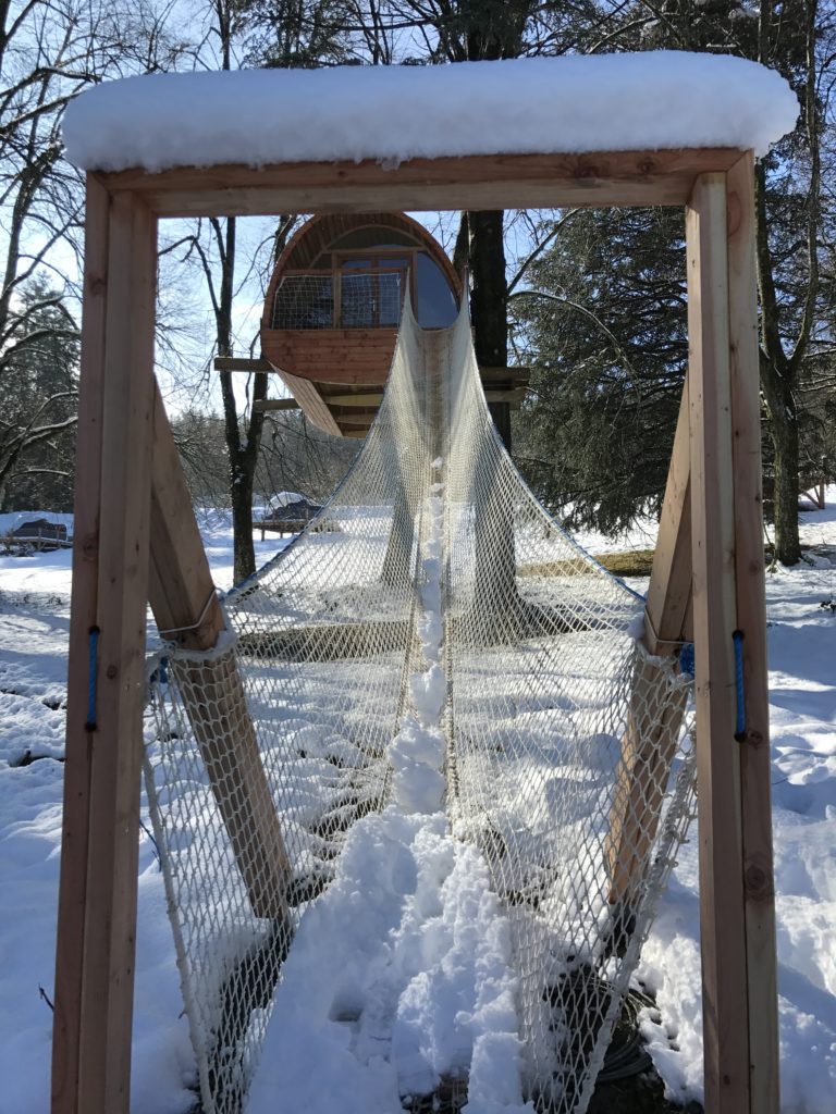 Cabane accès passerelle & Spa privatisable — Nuit perchée en Isère à Saint-Quentin-sur-Isère — détail architectural