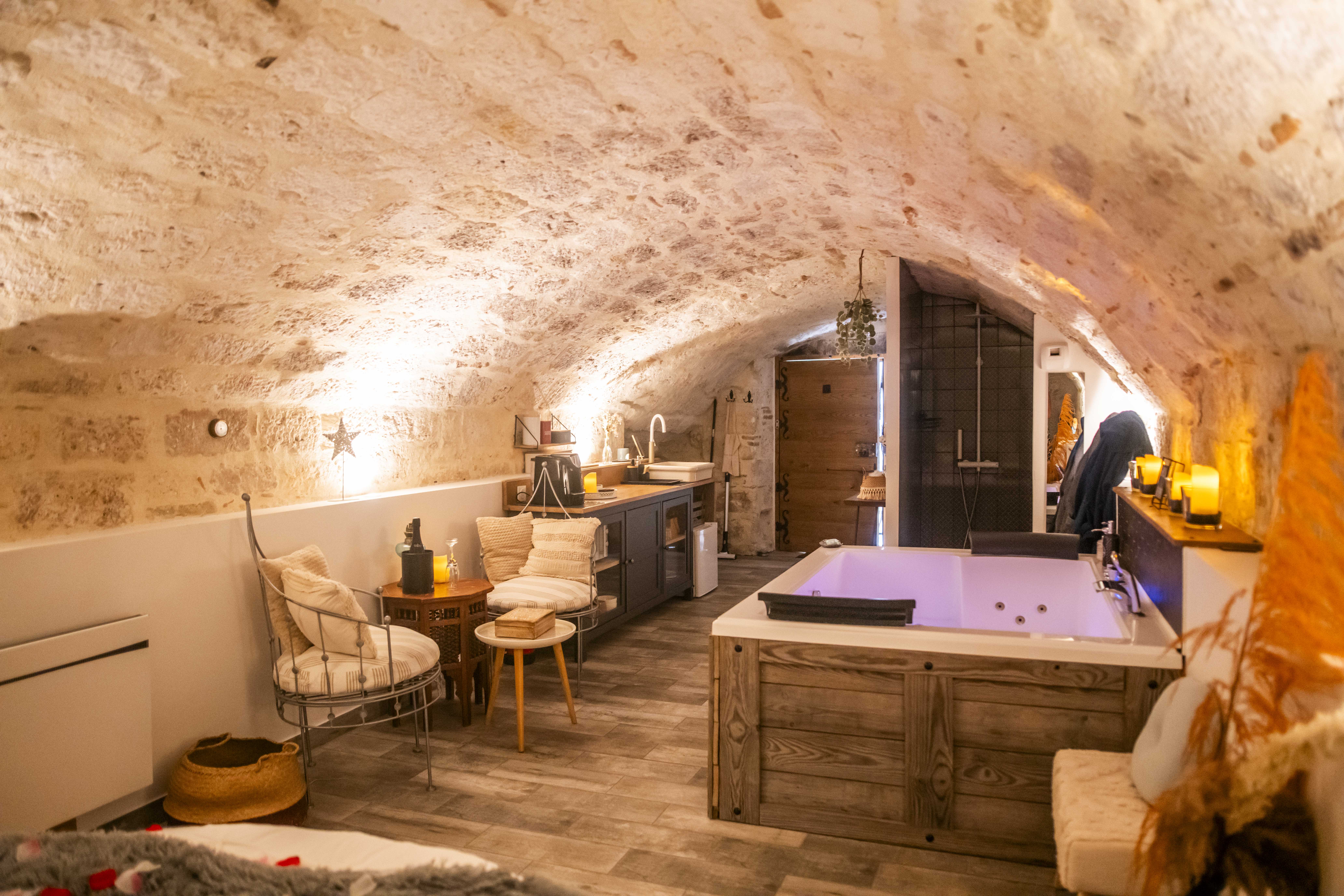 Le Secret & Spa : une maison troglodyte au cœur du Quercy à Montpezat De Quercy — chambre