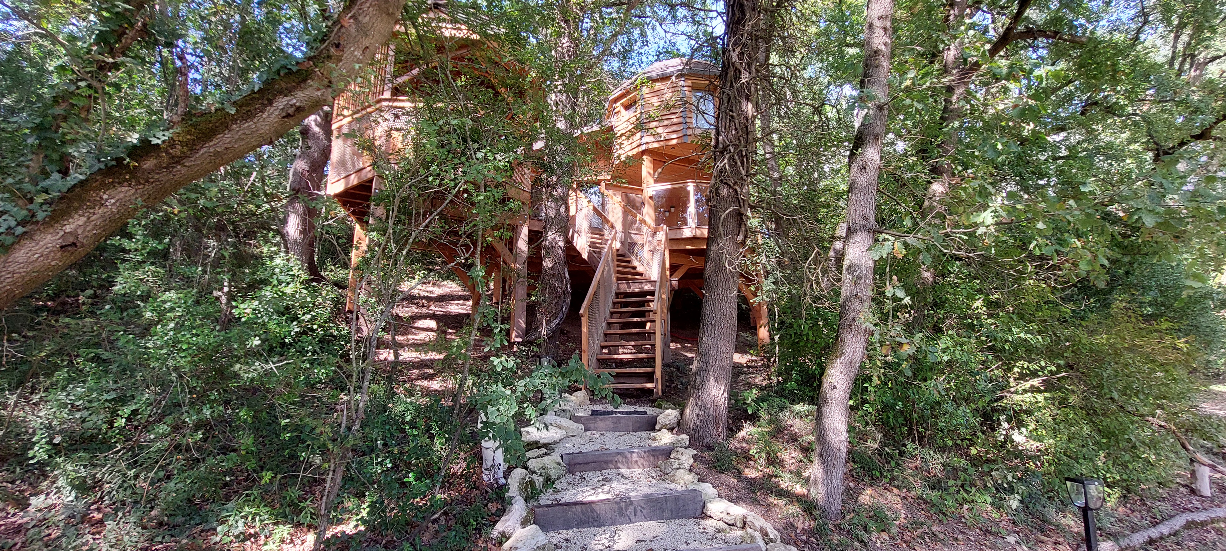 Cabane perchée ASTERIA — Nuit romantique avec spa à Sarrant (Gers)