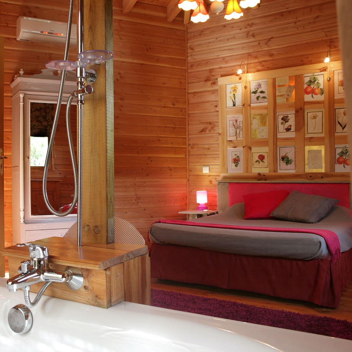 Le refuge des pots rouges — Cabane avec spa à Gard à Nîmes — chambre