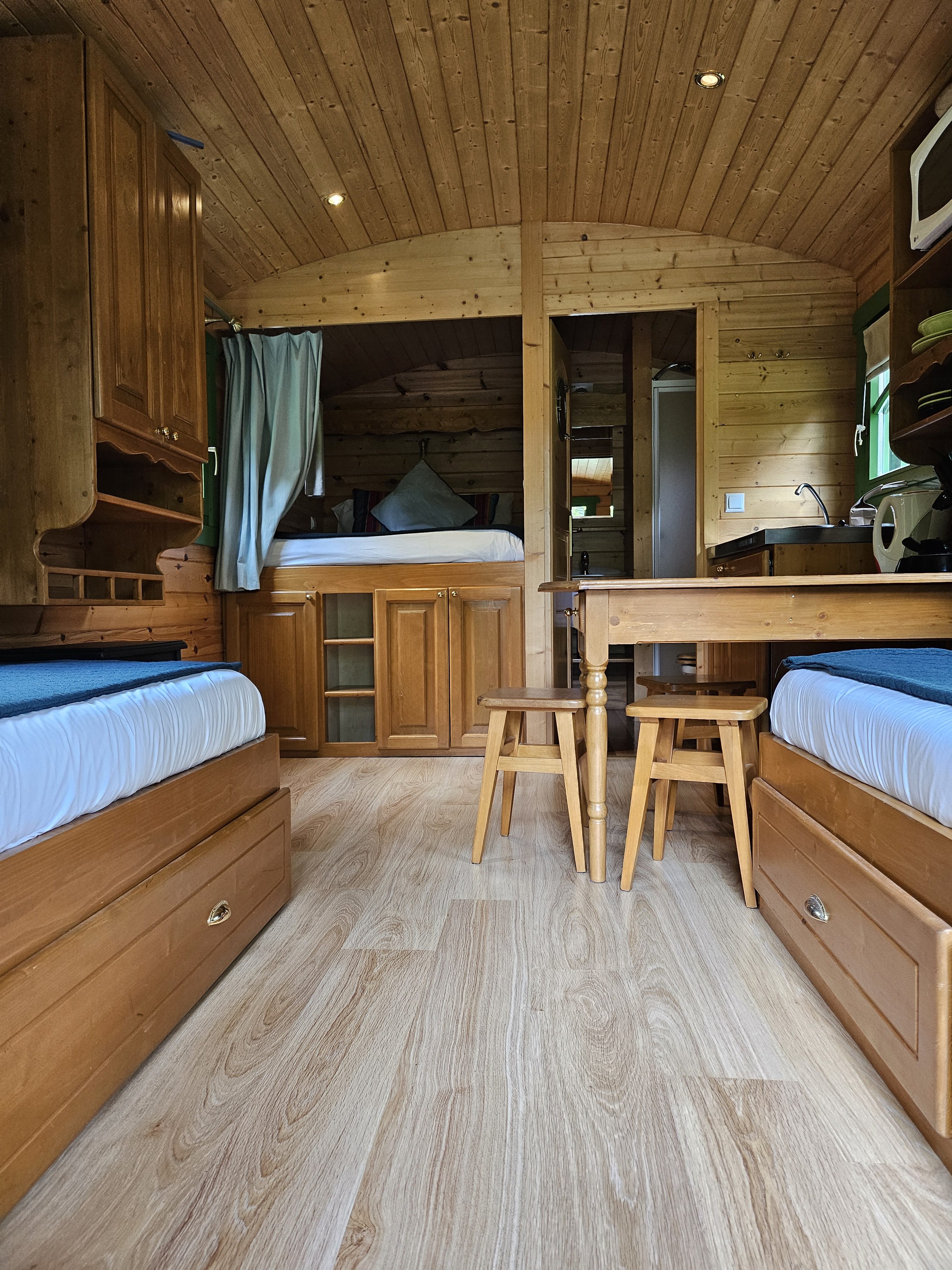 Roulotte romantique avec spa au cœur des Midi-Pyrénées à Padirac — chambre