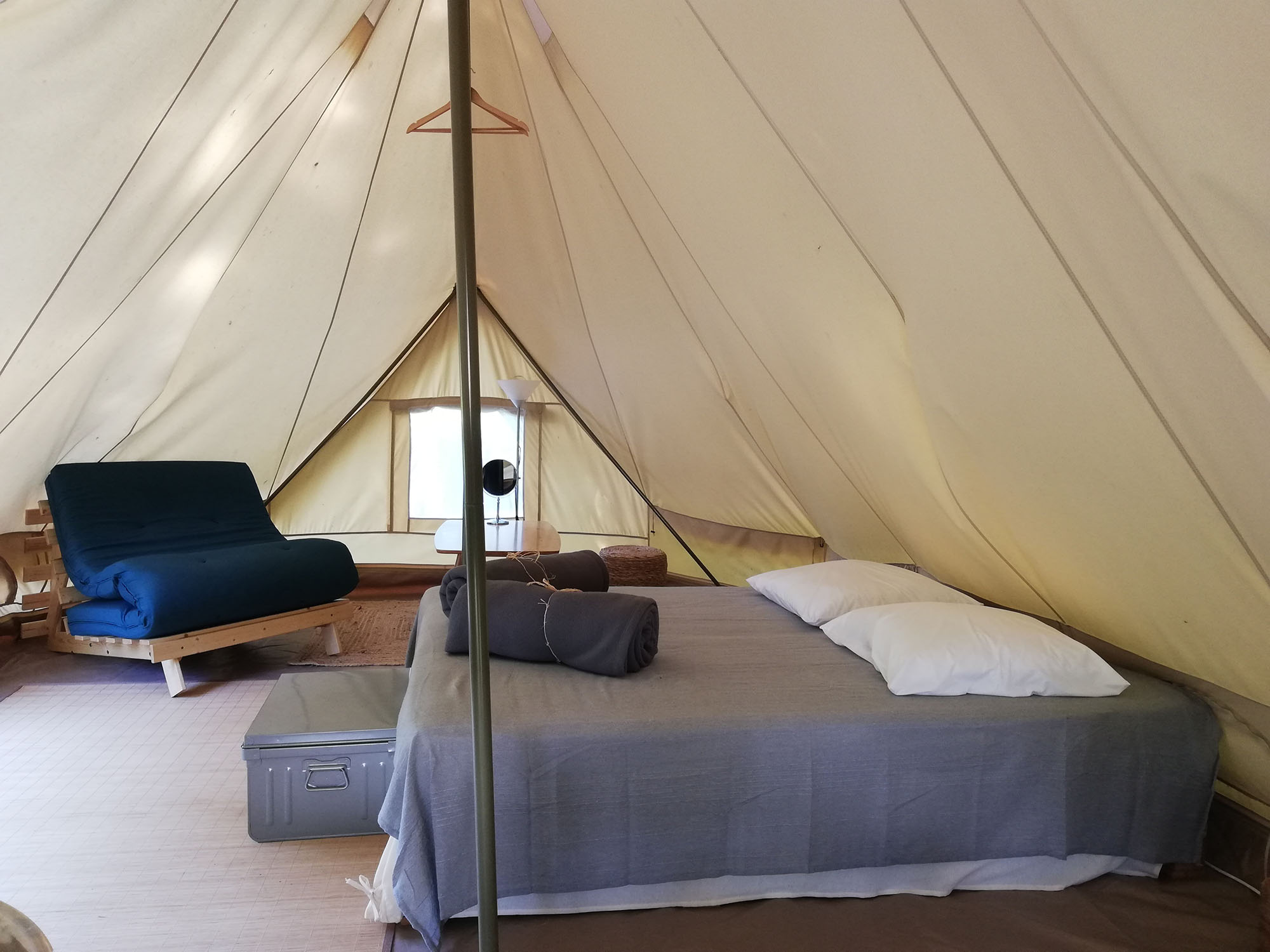 Séjournez dans une tente lodge au cœur du Limousin à La Croisille-Sur-Briance — vue intérieure