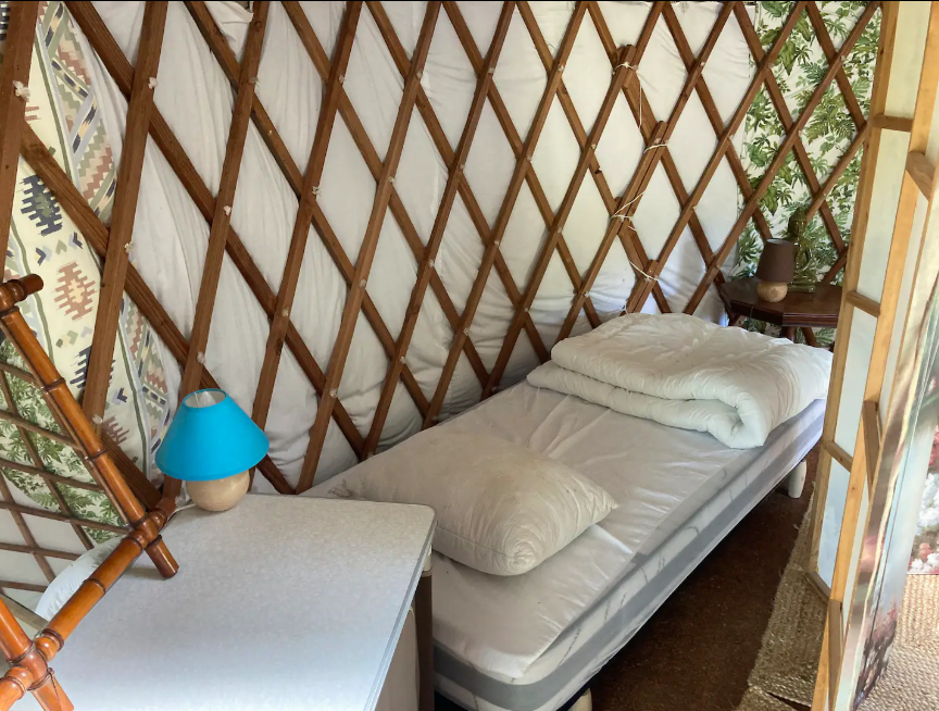 Yourte 2 — Séjour éco-conçu avec spa à Peysoup en Gironde à Peysoup — chambre