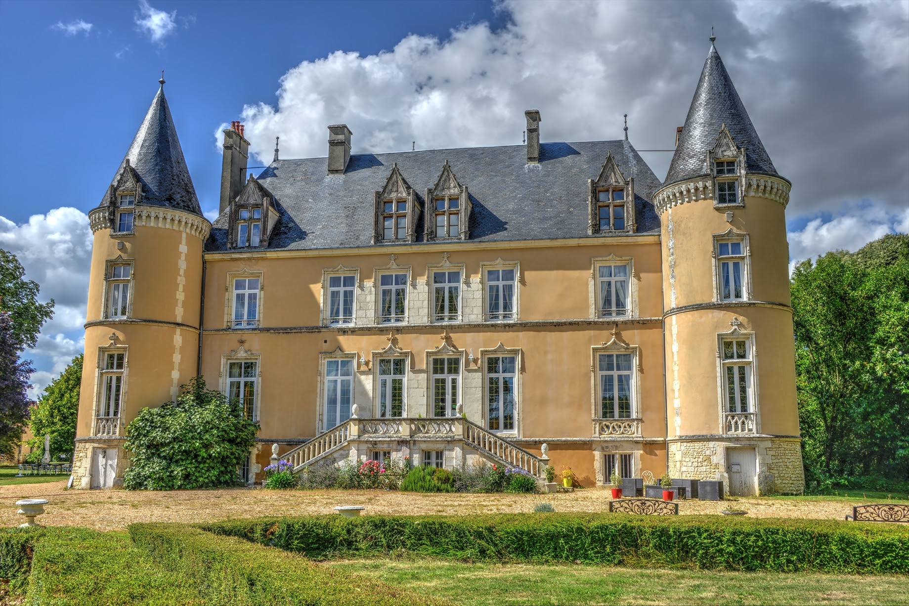 Suite Macaron — Chambre à thème avec spa au Château de Blavou à Saint-Jouin-de-Blavou — vue depuis la terrasse