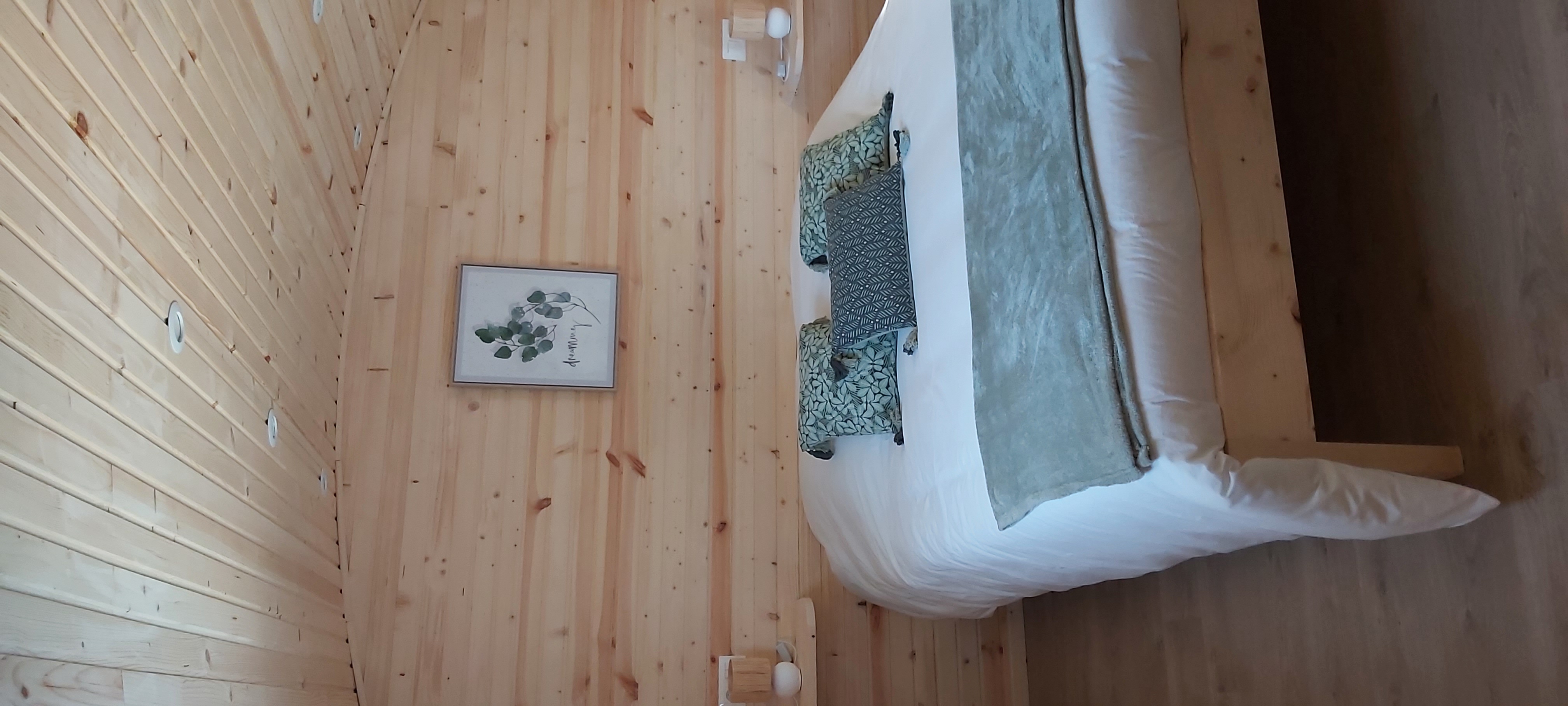 Évasion bucolique dans une roulotte au cœur de l'Auvergne à Vallon-En-Sully — vue intérieure