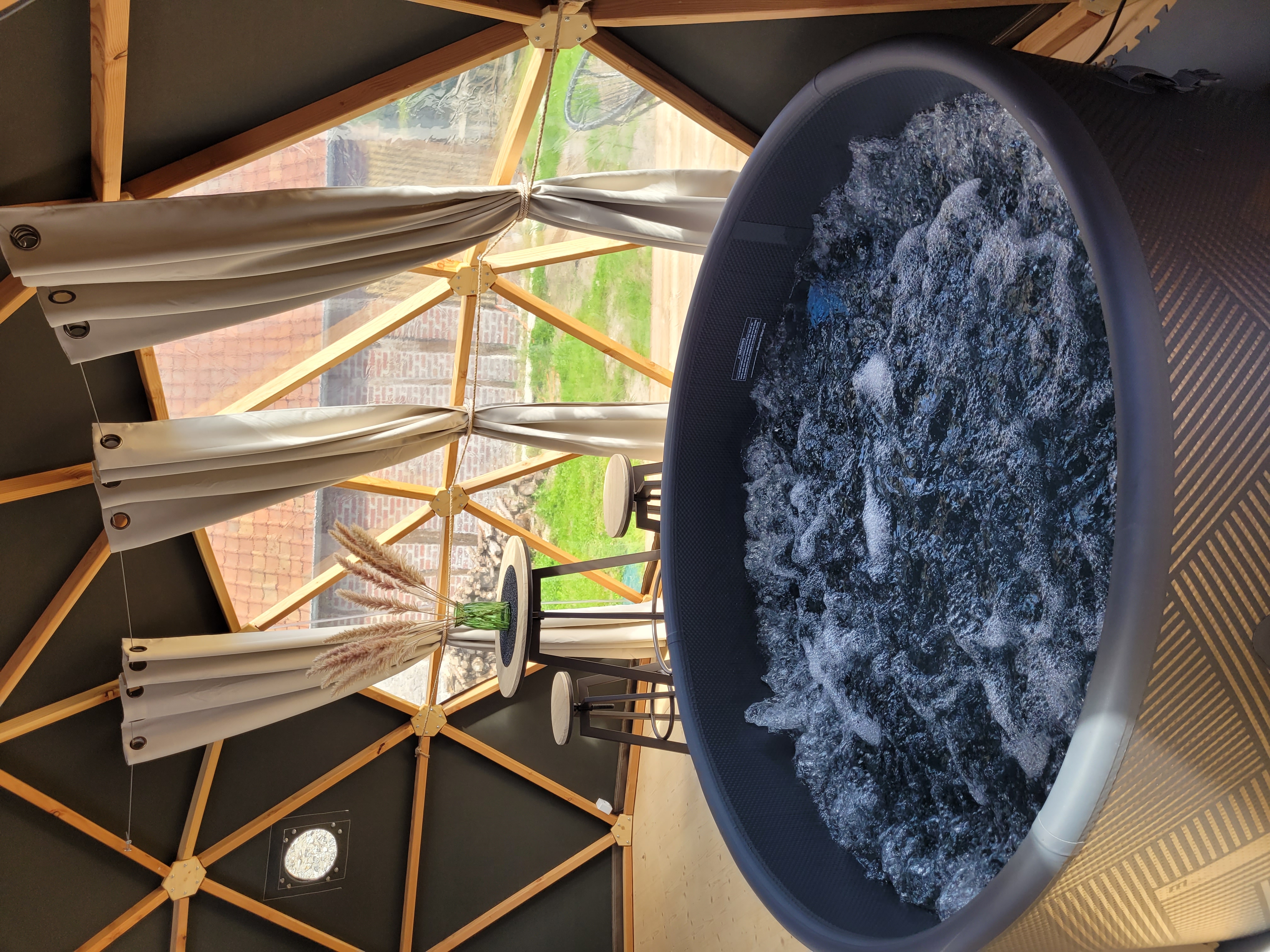 Solaris & Spa — Dôme avec jacuzzi à Somme à Amiens — vue depuis la terrasse