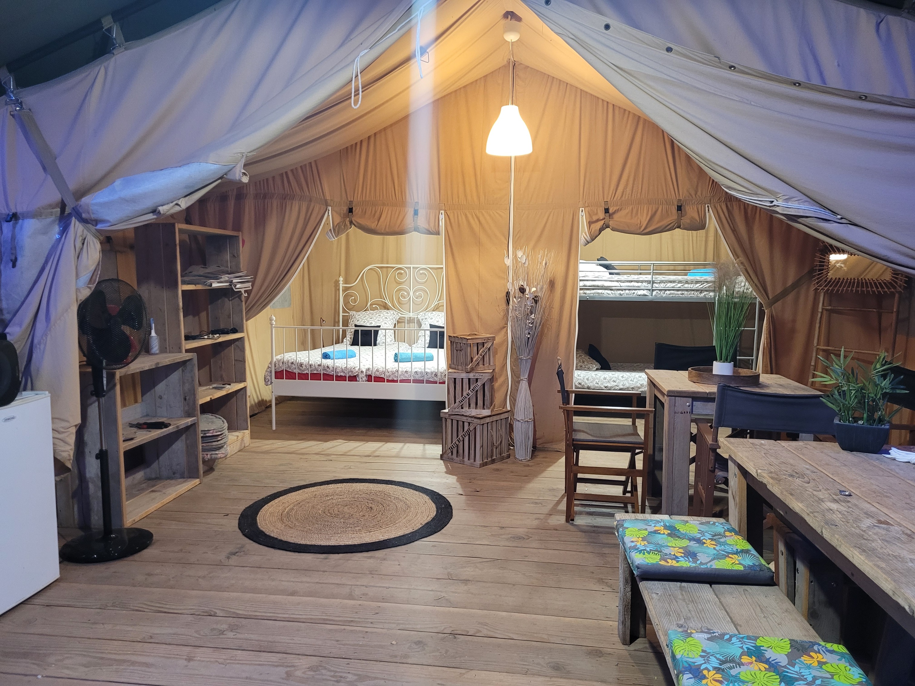 Tente Lodge Safari — Glamping avec spa à Calvados à Noues de Sienne — chambre