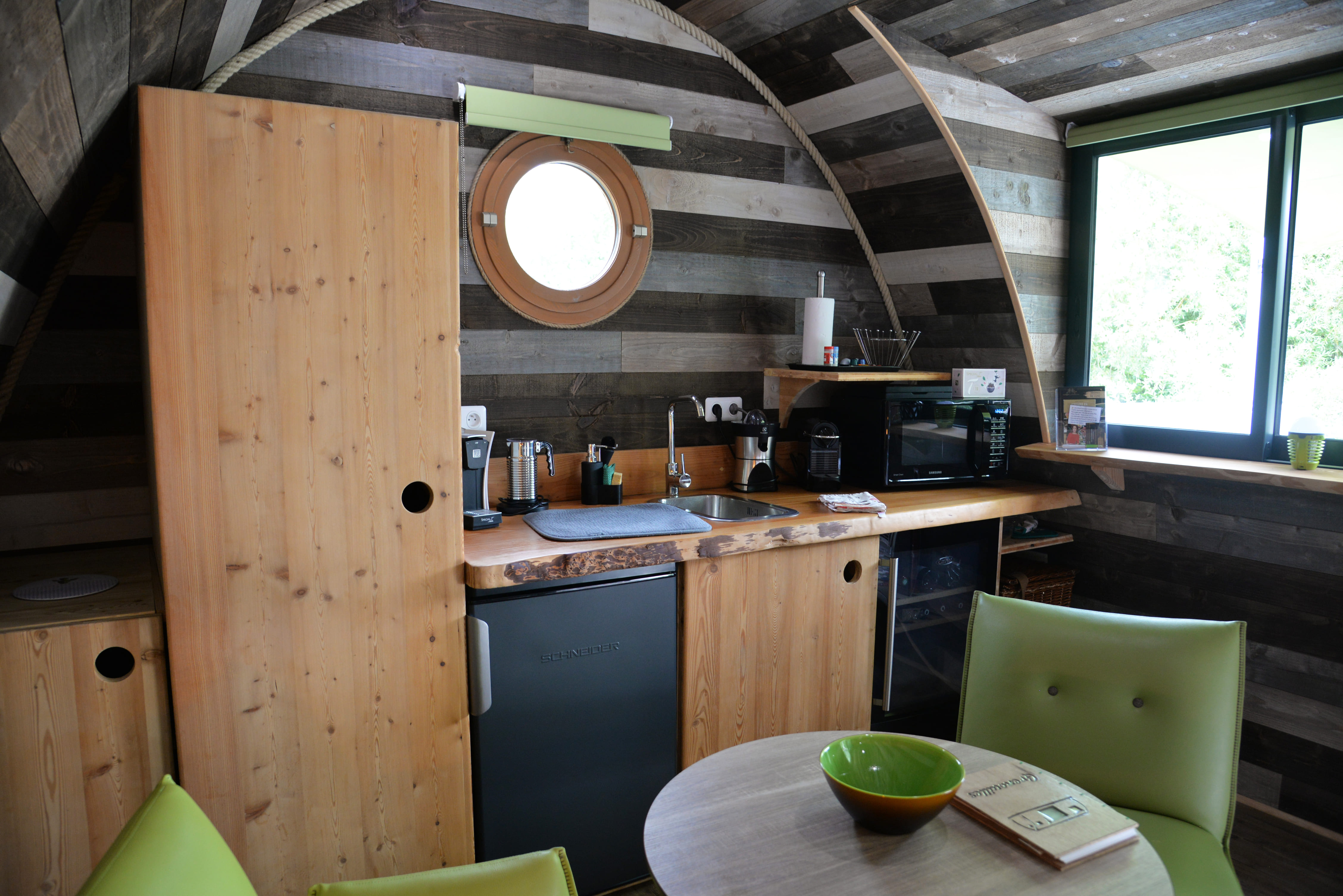 Lodge Duo Flottant avec spa et sauna privatif en Bourgogne à Chablis — détail architectural