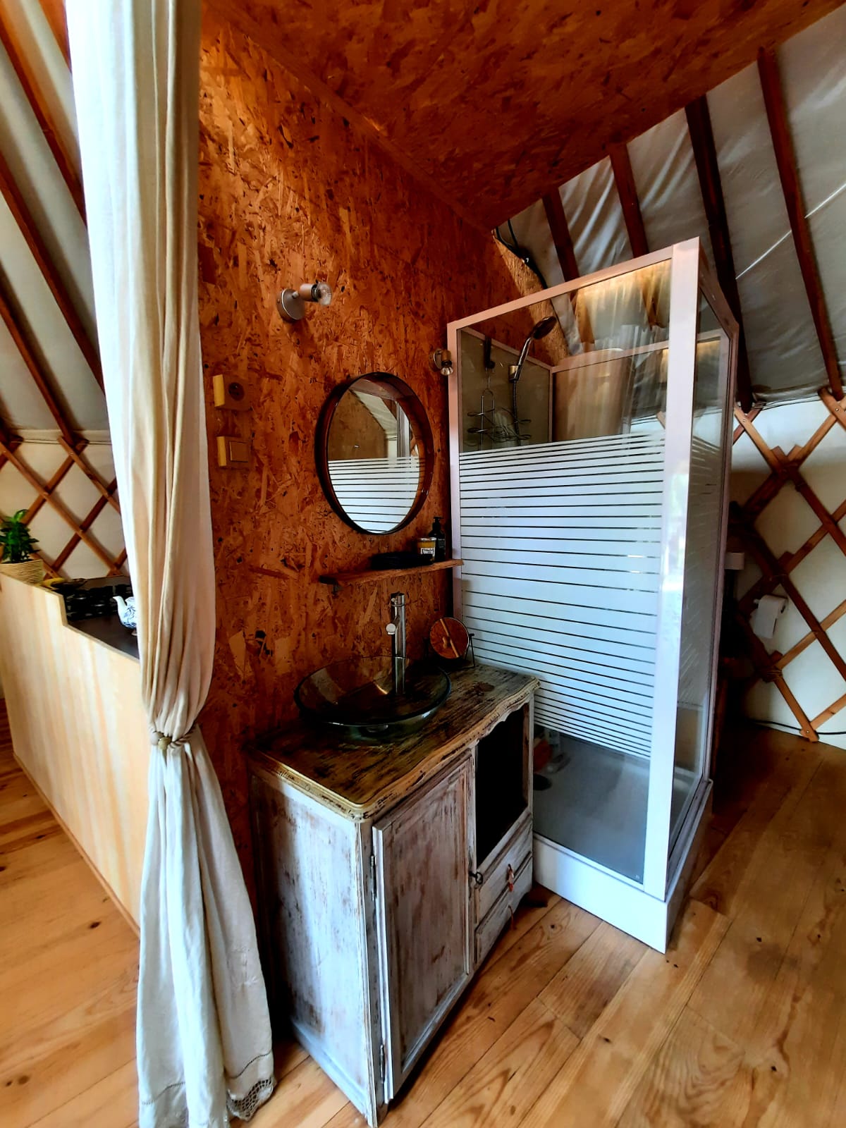 Yourte contemporaine tout confort — Séjour paisible à La Ferme de la Goursaline en Haute-Vienne à Limoges — environnement naturel