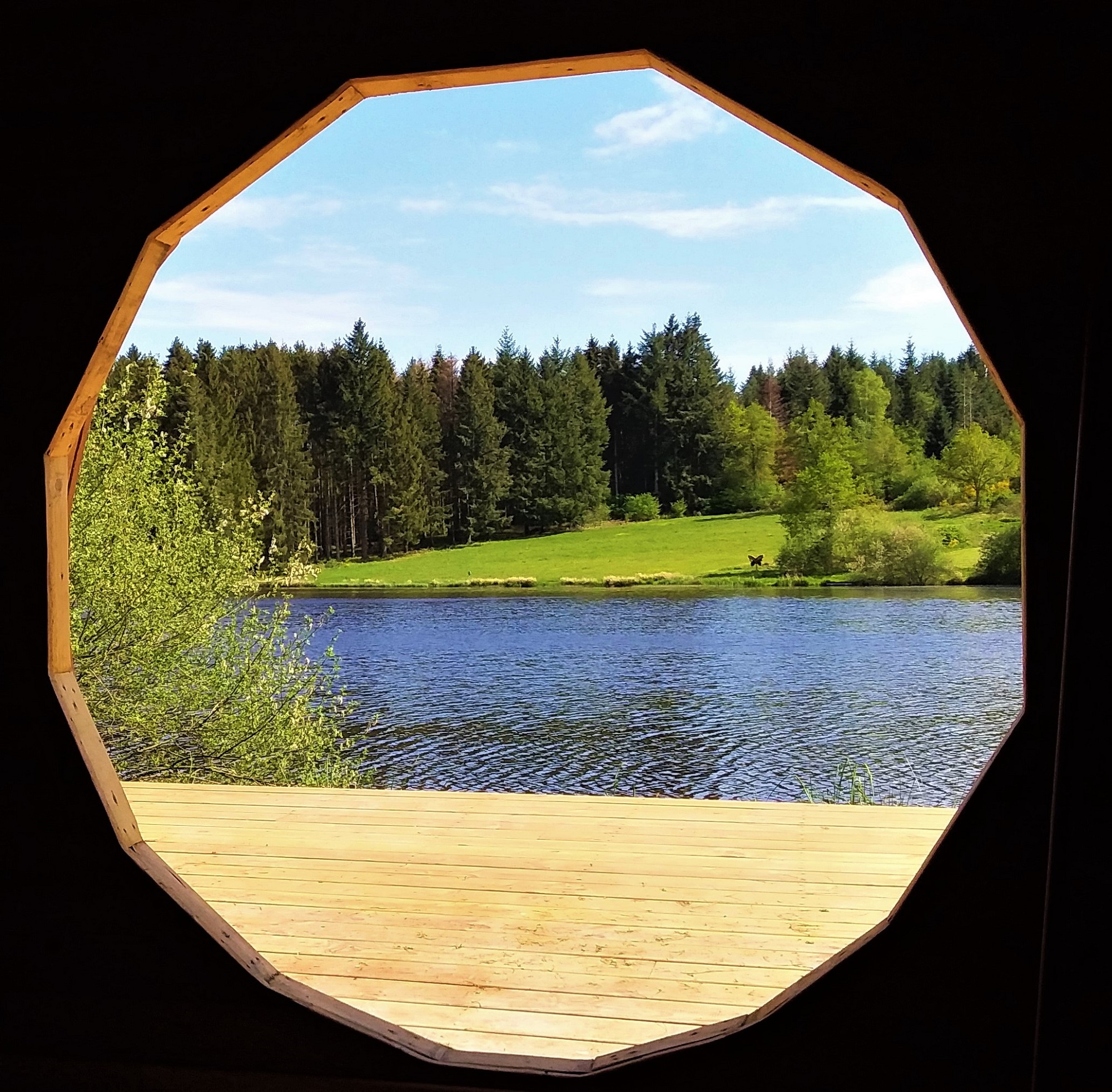 Cabane du Hobbit : une expérience immersive au bord du lac à Condat-En-Combraille — cuisine