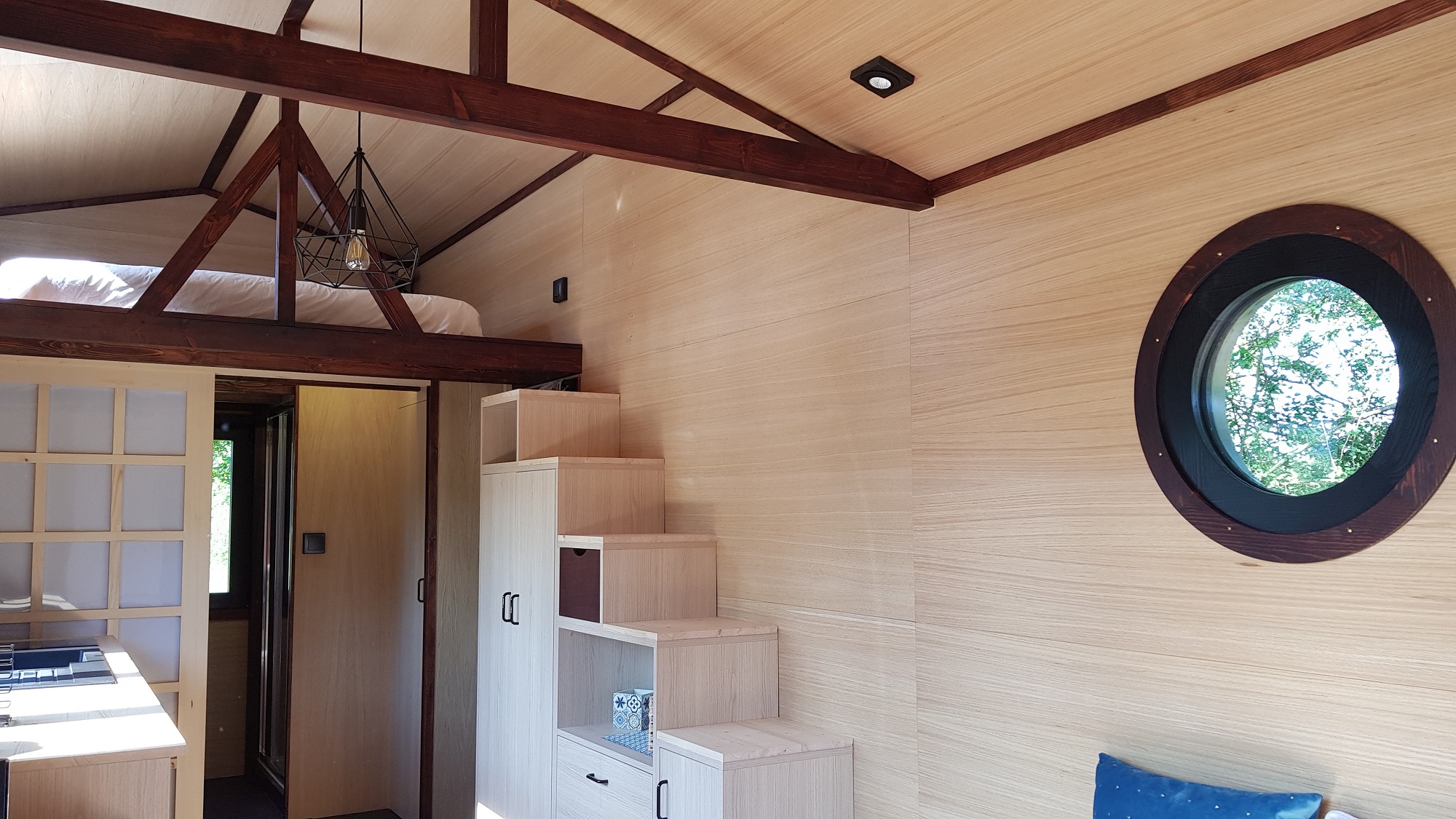 Tiny house moderne avec spa privatif en Bourgogne à Chassey — détail architectural