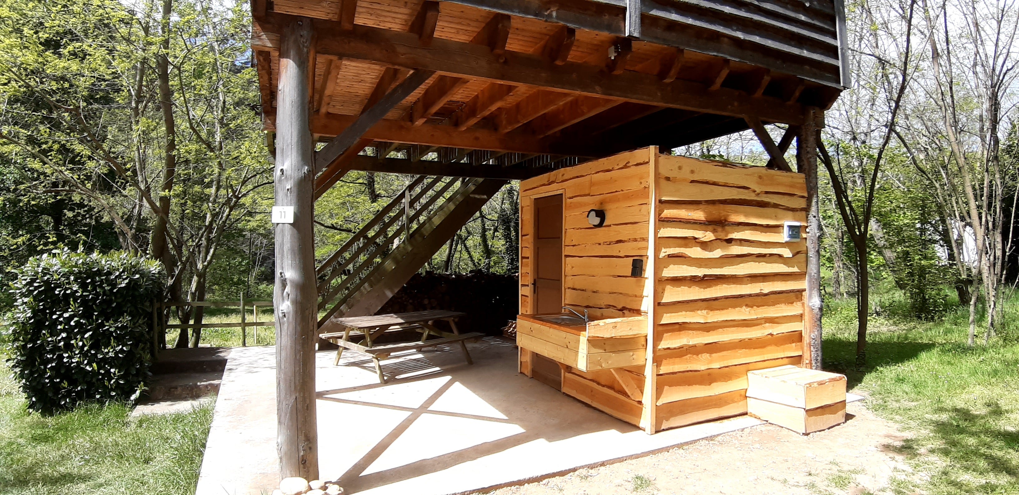 Évasion dans une cabane perchée avec spa en Rhône-Alpes à Arlebosc — espace de vie