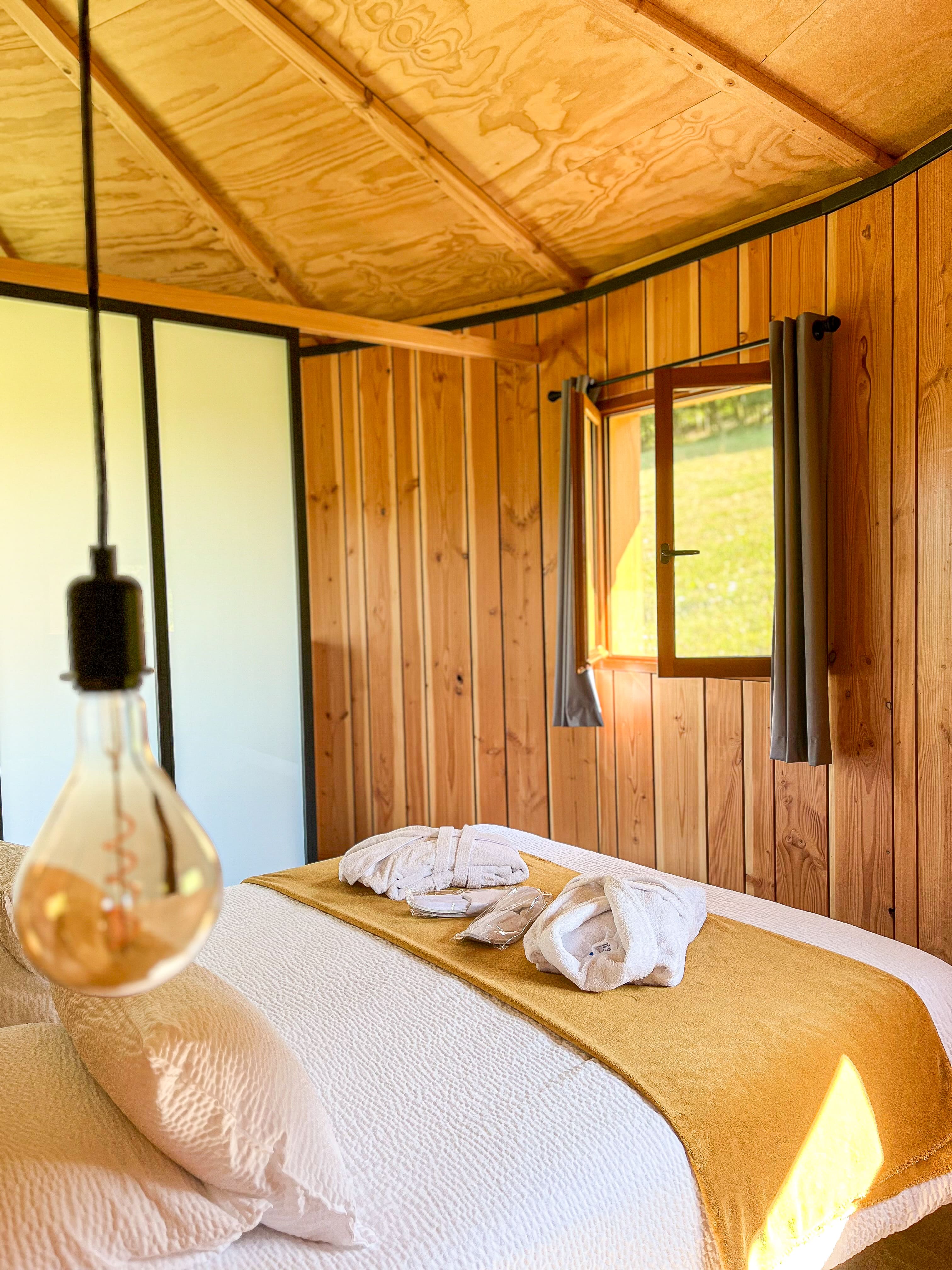 Cabane Douglas & Spa — Évasion romantique sur pilotis dans le Jura à Lons-le-Saunier — cuisine