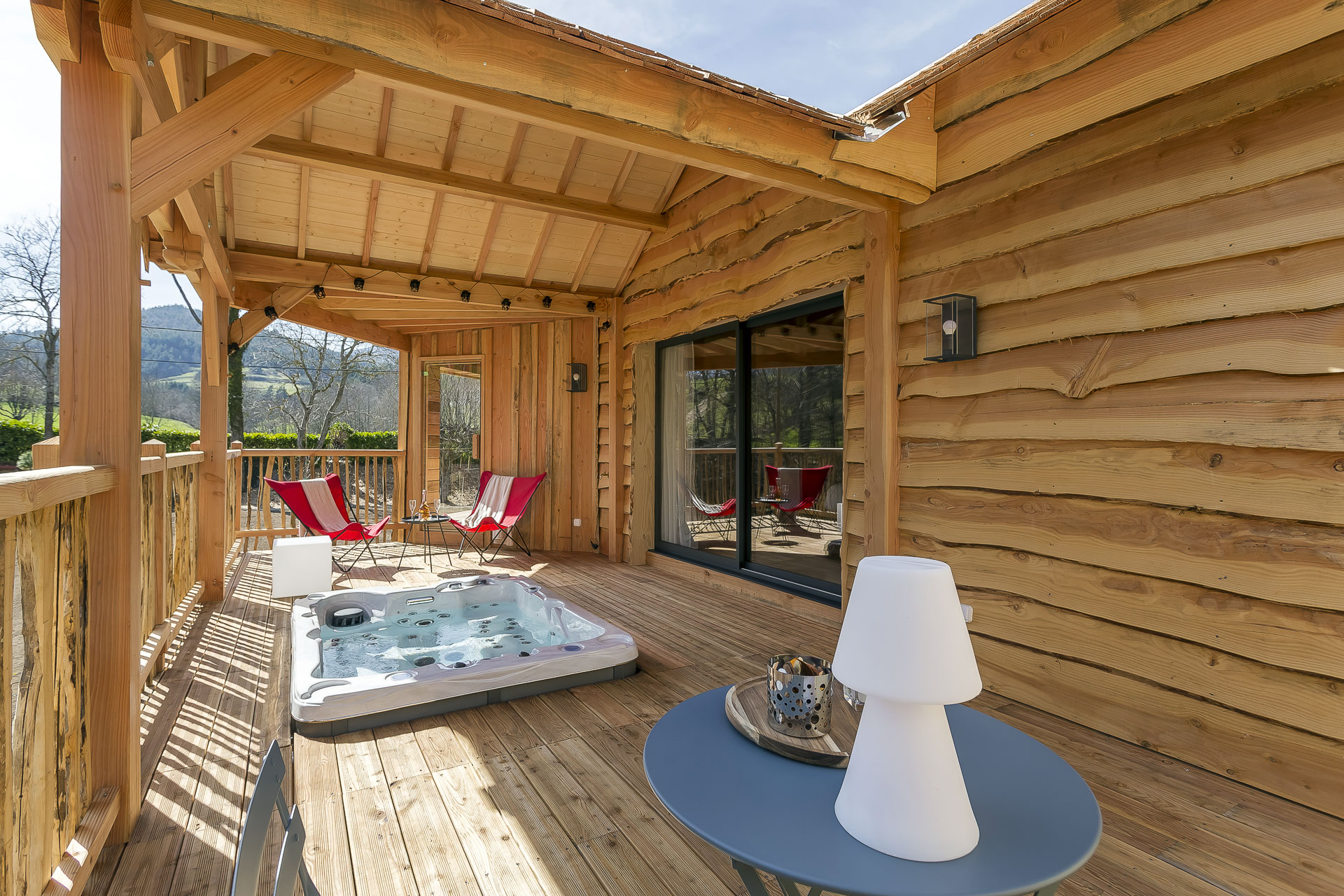 Cabane Laurier & SPA : une évasion suspendue au cœur des arbres à Satillieu — vue depuis la terrasse